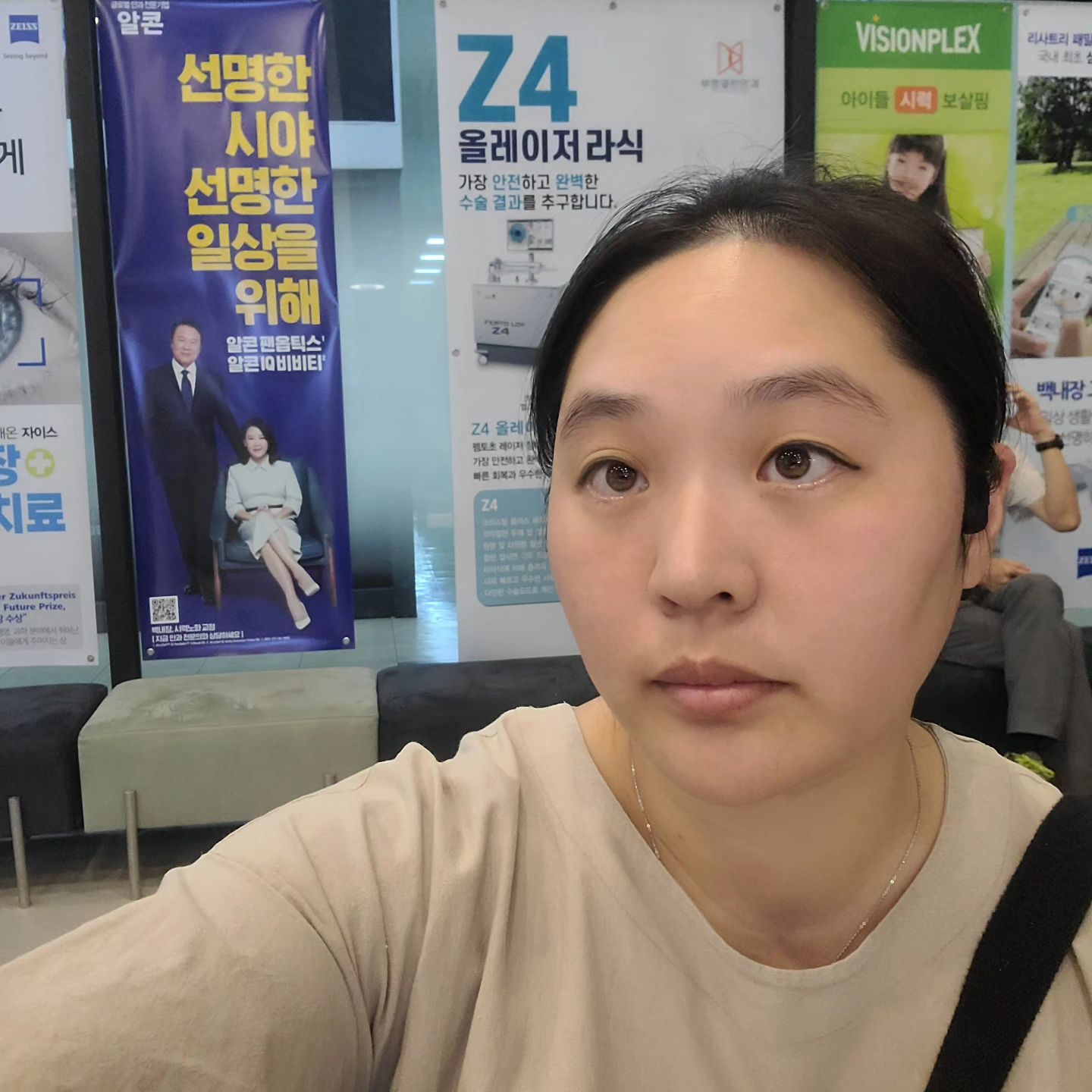 #라식상담
안경벗은지 슬슬 20년차가 되어가면서
다시 눈이 침침해지는 생각이 들더라
아무래도 한 번 해봐서 빛(?)을 봤으니
이번에도 해볼까 싶어서 상담 다녀옴

#부평열린안과
롯데마트건물에 있어서 찾기가 쉽고 
주차는 롯데마트에 함께 하면 되니 OK
나갈 때 영수증만 있으면 주차OK

시흥쪽에서도 안과가 있긴 한데 
이정도로 깊게 봐주지 않아서 
다녀온것인데 완전 대만족
돈을 본다기 보다는 고객위주로 
관심갖게 봐주는 점이 좋았음 

결론은 근시회귀 
짝짝이되어 좀 불편하겠지만
노안이 올 시기라서 이정도면
오히려 땡큐라고 조금 더 있다가 
불편하면 백내장수술 할 때 
함께 해 보라는 소식을 전해주심 

#부평안과 #라식상담 #라섹상담
#라식재수술 #열린안과 #만족후기