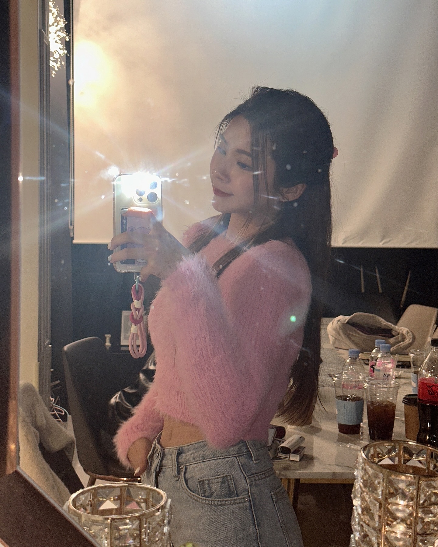 요즘 mz거울샷은 이렇게찍는거라며📸
추워져따 털옷꺼내입쟈,,,🪶
.
.
.
.
#mz #mz거셀 #거셀 #거셀샷 #후레쉬샷 #반묶음 #파티룸 #소통해요 #인친환영