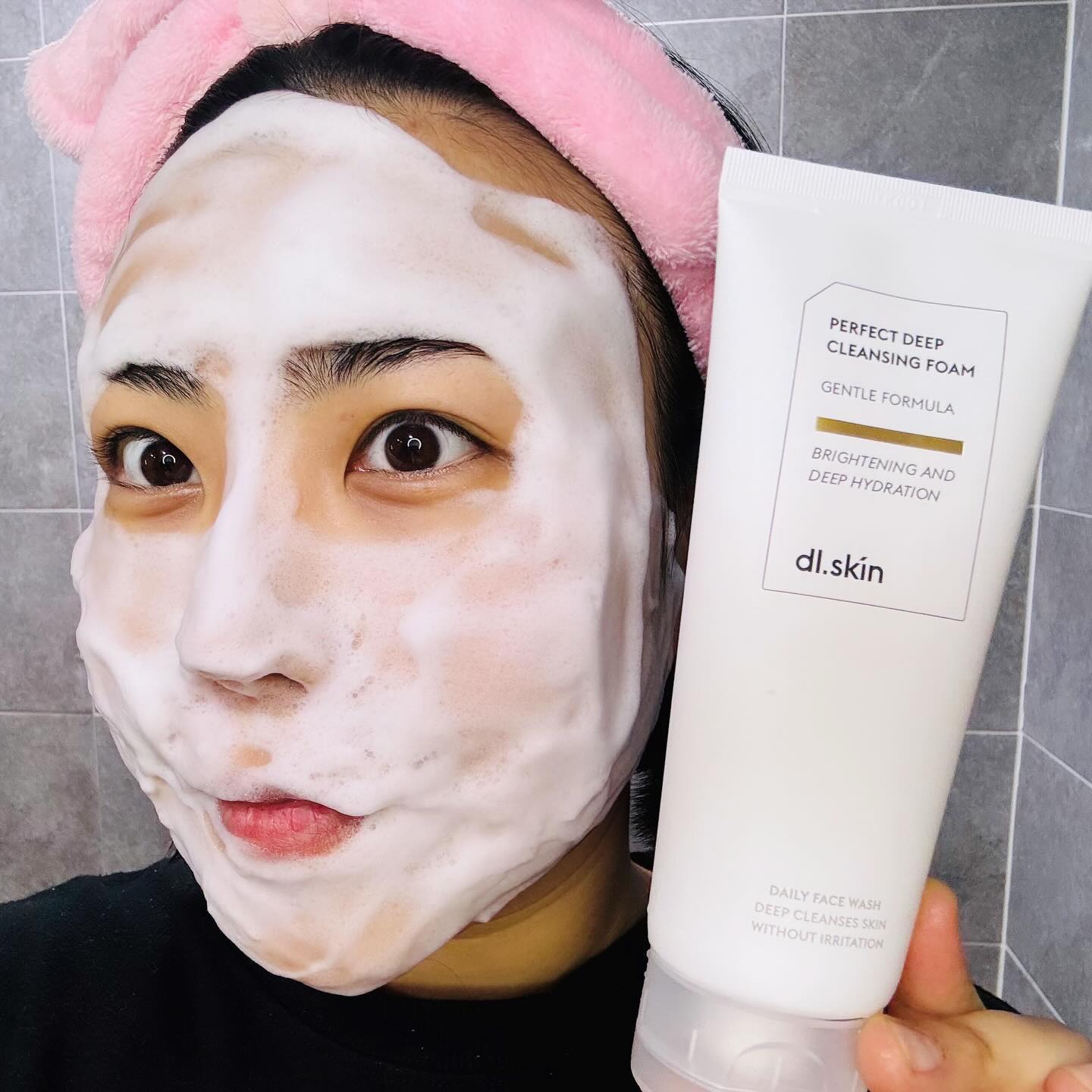 #협찬

✅ 디엘스킨<퍼펙트 딥 클렌징 폼>
 dl.skin_kr 

혁신적인 샴푸브랜드 모다모다의 자매브랜드!
과학을 기반으로 한 더모 코스메틱인 브랜드 디.엘.스.킨에서 쫀~득쫀득 쫀쫀한 마시멜로우 제형이 매력적인 퍼펙트 딥 클렌징 폼이 왔어요🤗

지성과 복합성에게 잘 맞는 약알칼리 클렌징 폼으로 모공 속 노폐물까지 99.66% 개선, 피부 보습 30.24% 개선하여 세안 후에도 당김 없는 피부를 선사해주는 마시멜로우 클렌징 폼~🤍

문지를 수록 쫀쫀함이 업되는 느낌! 세안 후 뽀득뽀득 칙칙하고 건조했던 피부톤이 눈에 띄게 화사해지더라구요!!🫢😍 비타민 6종과 골드, 글루타치온이 함유되어 생기가 충전되니 밝아진 피부를 느끼실수 있어요🫰노폐물을 깨끗하게 케어해주며 세안 후 당김없이 업 된 피부톤을 겟⭐️하고 싶으시다면 디엘스킨, 퍼펙트 딥 클렌징 하세요🤍

#디엘스킨 #dlskin #마시멜로우클렌징폼 #클렌징폼 #폼클렌징 #폼클렌징추천 #클렌징폼추천 #마시멜로우폼클렌징 #마시멜로클렌징폼