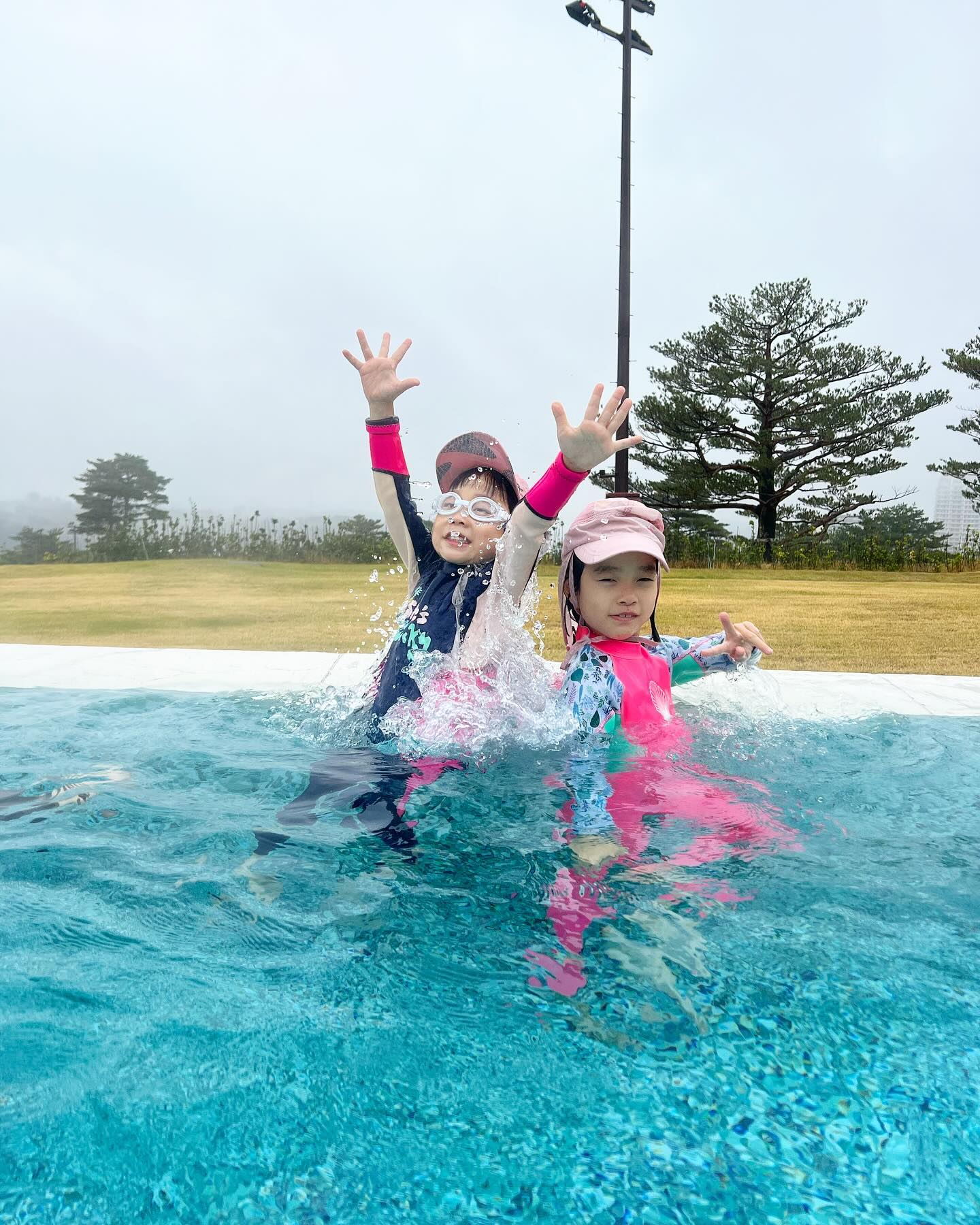 델피노 따뜻한물놀이🏊‍♀️❤️

속초를 가면 요새는 고성쪽으로 올라가서 논다. 속초쪽에 다른 워터파크들도 많지만, 일단 추울때는 너무 넓은건 힘들더라. 발시렵고 얼굴트고, 추우니 뛰어다녀야하고.. ㅎ

요기는 사이즈는 크지 않지만, 애들 놀기 딱 좋고! 특히 우리집 큰 애는 무서운 기구나 그런걸 전혀 즐기지 않고 순수 수영이나 스파를 좋아해서 요기가 딱이다. 

동네 체육센터에서 수영강습을 몇달째 받고있는 6짤 나니는 이제 자세는 어설퍼도 물안에서 훨씬 자유로워졌다. 둘째라 그런가 마냥 기특함😘 
언니 유니는 이제 물에서 눈도 뜨네...😮 나는 수영 오래했어도 아직 그건 안되던데.. 눈아파😵

많이 컸다❤️
더 크면 친구가 더 좋은 시절이 오겠지! 사춘기 오기 전에 부지런히 추억쌓아야지🥰

#여행기록 #델피노오션플레이 #고성여행 #물개가족 #백희