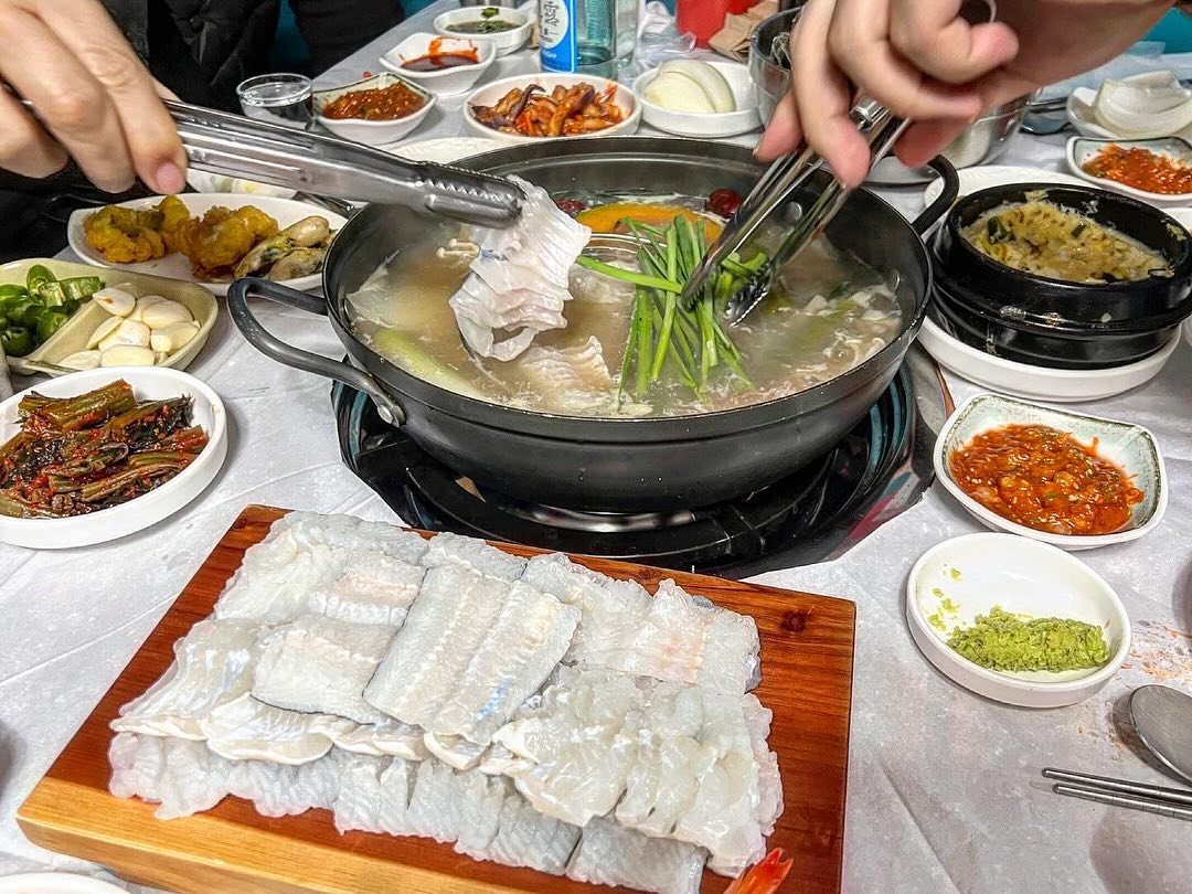 와 여수 여행오시는분들 꼭 #황가네하모 드시러 오세요.
저희 가족여행와서 감탄하고 간 집입니다❤️
사진에서 보이듯이 스키 구성도 알차고 진짜 맛도리에요ㅠㅠ
진짜 여수사람들 인심도 좋고 밑반찬은 끝내주네요
메인메뉴 나오기전부터 안주가 많아서 배불러 죽는줄~
샤브샤브는 입안에서 사르르 녹아요
겨울 붕장어 샤브샤브철인데 안가면 바보!!
.
.
.
#당머리마을맛집 #돌산대교맛집 #돌산대교 #여수남산동 #남산동맛집 #여수맛집 #여수여행 #여수현지인맛집 #현지인맛집 #남산동 #여수하모샤브샤브 #여수핫플 #여수가볼만한곳 #여수여행코스 #여수밤바다 #여수맛집투어 #하모샤브샤브 #붕장어샤브샤브