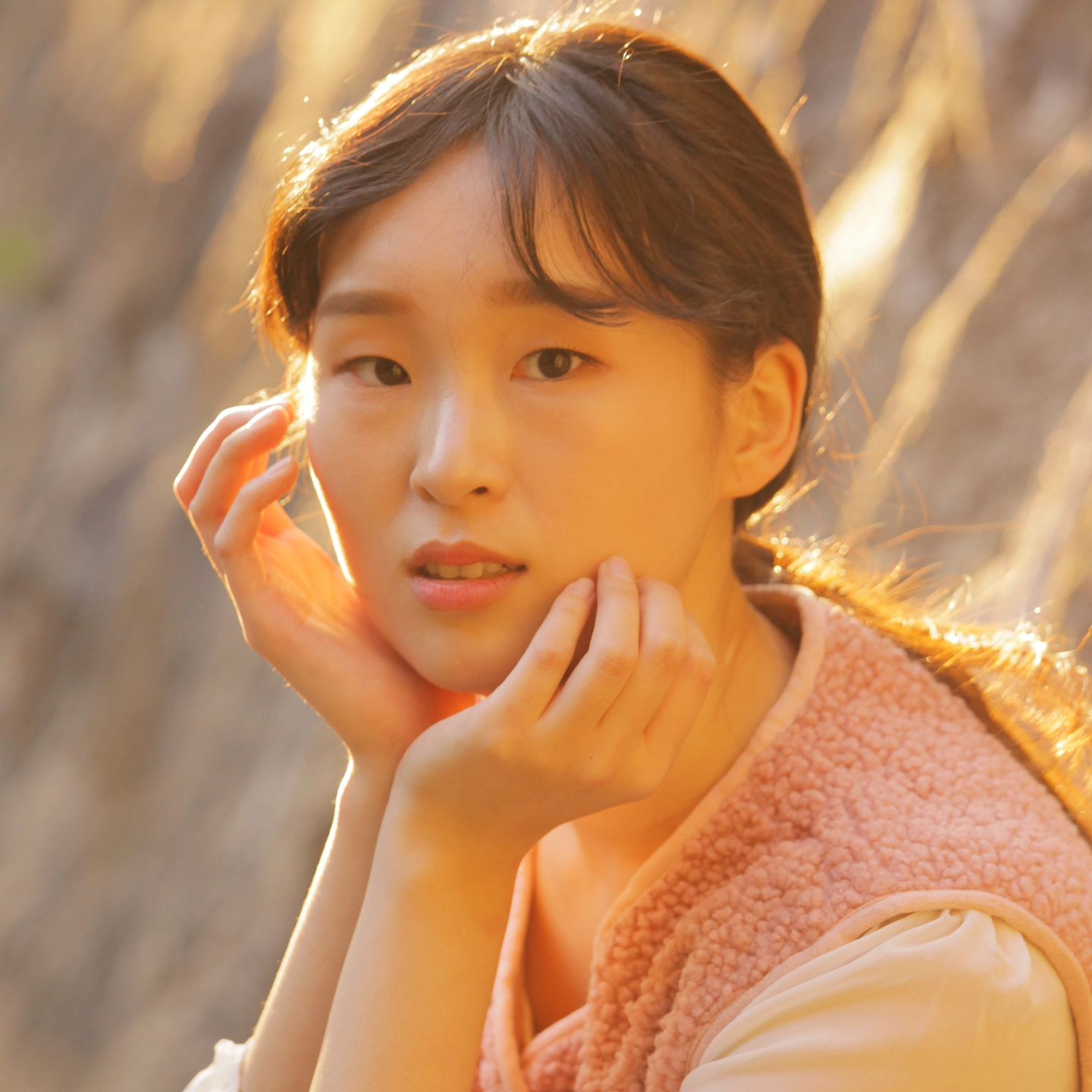 ' 다정하고 싶어요. 다정은 공짜니까, 그냥 서로 좀 친절해도 되는거잖아요? '
.
#동백꽃필무렵 #동백 #새댁 #굳세어라 #오매불망
.
.
사람이 살아가면서 가장 어려운 것이 바로 사람과의 관계라고 합니다
그 중에서도 편견과 오해는 긍정적이지 못한 관계를 불러오기도 합니다. 하지만 잘 살펴보다보면 그것이 얼마나 부질없고 실체없는 미움인지 잘 보여주는 수단이라 느껴지게됩니다.

상대를 조금만 애정을 가지고 들여다보면 그저 애처로운 사정이 있는 사람이란걸 알 수 있습니다.
모든 사람에게 사랑받을 필요는 없지만 그렇다고 그 사람에게 미움을 살 필요도 없지 않을까요?

조금씩 여유를 두고 내가 먼저 손을 내밀진 못하더라도 기다려주는 사람이 되어보려고 합니다☺️