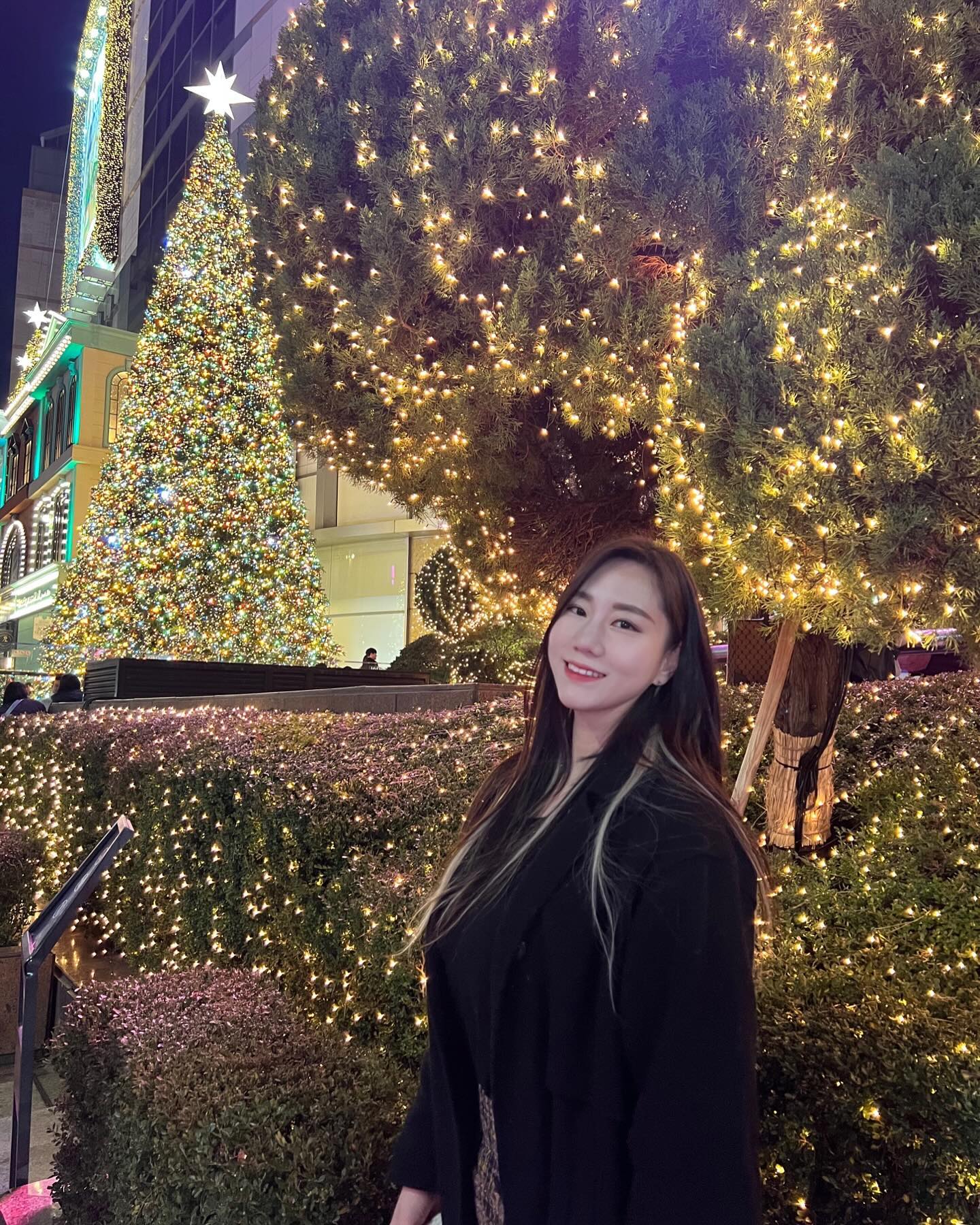 역시 크리스마스 분위기는 명동이 최고🎄
이번년도는 트리 사진도 많이 찍고 너무 많이봤다ㅋ
모두모두 멜크💕🎄
.
#크리스마스 #명동 #트리 #멜크 #크리스마스트리 #크리스마스사진  #🎄 #인생샷 #포토존 #명동포토존 #xmas #christmas #whitechristmas