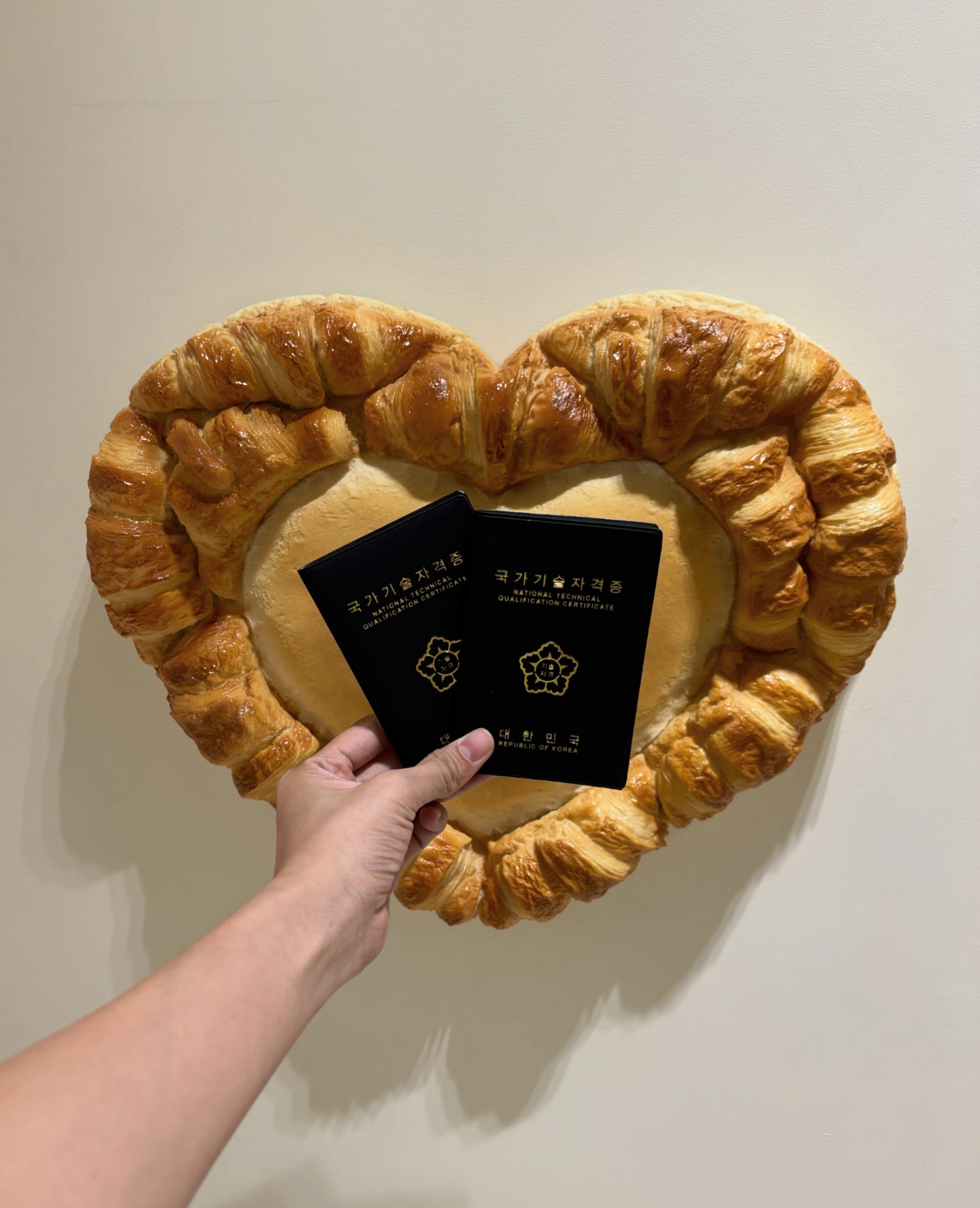 조금더 명분있는 #빵순이 가 되기 위해 🥨
제과 기능사에 이어 제빵 기능사와
EUCA BARISTA SKILL BASIC, EXPERT
자격증을 취득해 보았어요! 👩🏻‍🍳🍪🧁🥞🥯
빵만 먹으면 목 막히자너~ ☕️🥖