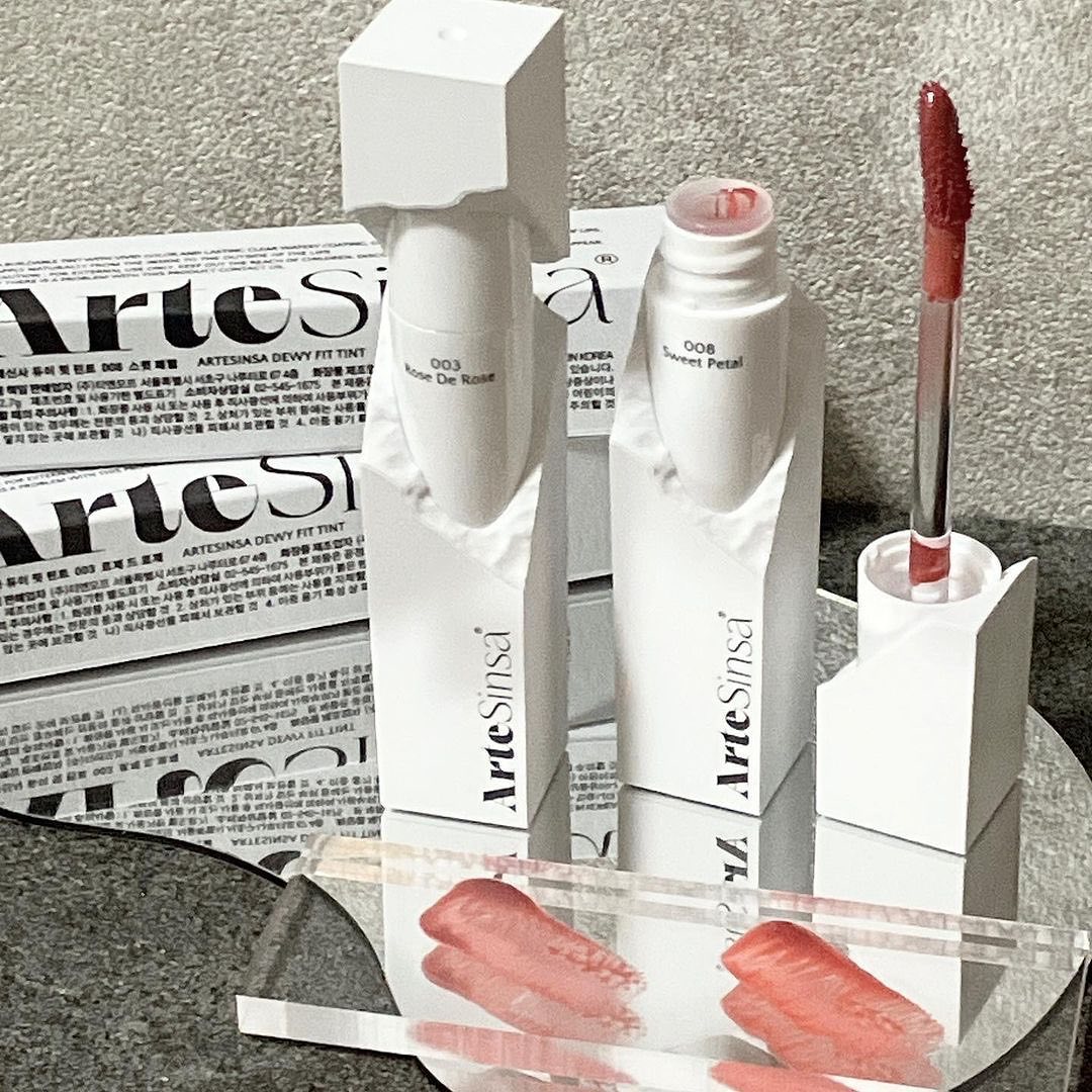 [ artesinsa ]dewyfittint 
.
아르떼신사 듀이 핏 틴트

수분 가득 촉촉한 텍스쳐에 맑고 선명한 워터리 코팅으로 또렷하게 살아나는 컬러의 빌더블 핏 틴트

-모든 피부 톤에 조화롭고 선명한 컬러로 끈적임 없는 밀착
-강력한 착색으로 오래 지속되는 선명한 컬러감
-동물유래 원재료와 동물실험을 하지않는 정식 비건 인증 완료제품

최애 색상은 003 로제 드 로제 , 008 스윗페탈! 
올 가을엔 매트한 립 말고 촉촉한 듀이 핏 틴트로 보내자구요.. ♡