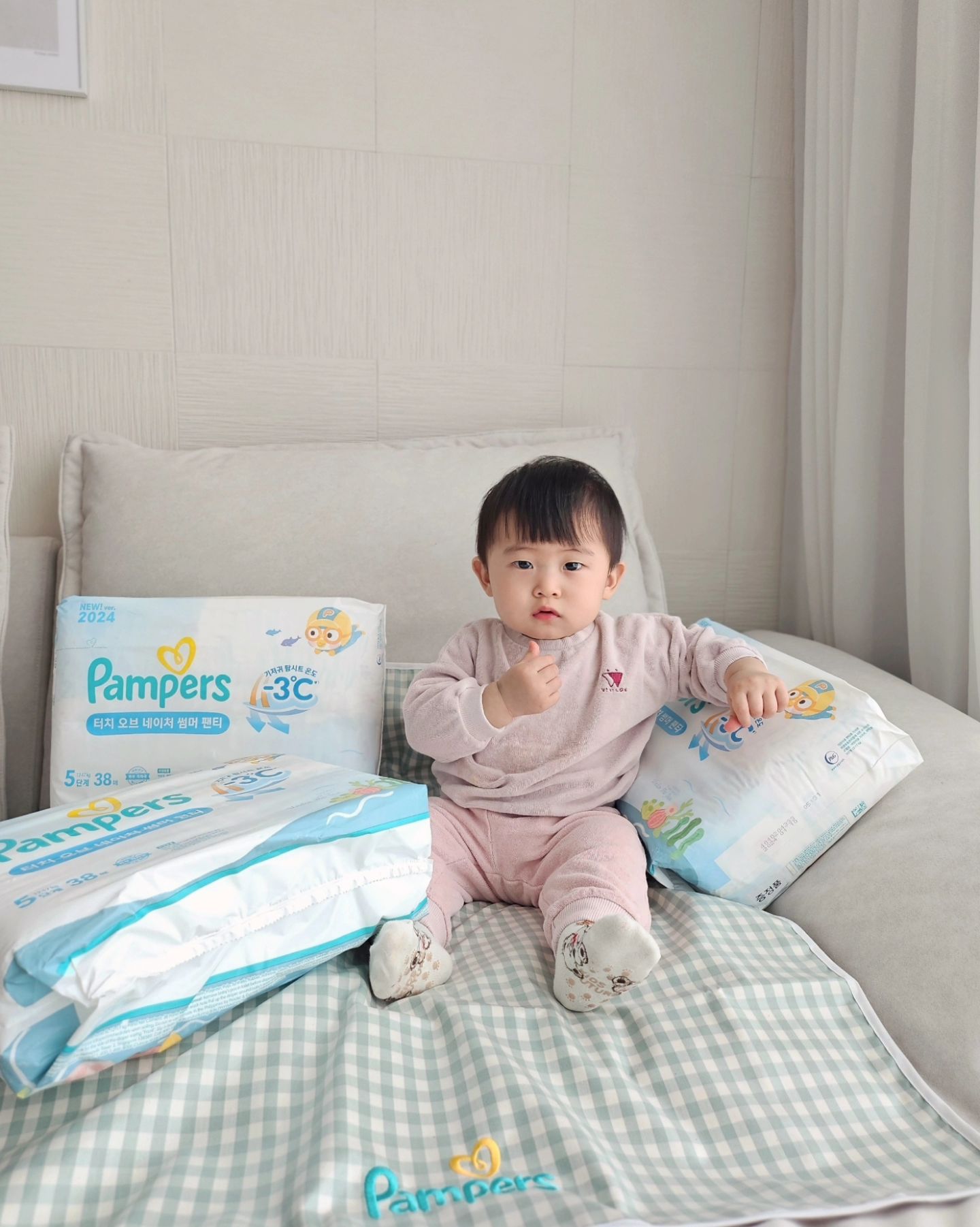 #팸퍼스제공 #팸퍼스에서온선물

​따봉과 하트.. 그 사이 어딘가..❤️

터치 오브 네이처로 
정후의 인생 기저귀를 만났다 생각했는데요

글쎄 팸퍼스 신제품!
프리미엄 여름기저귀가 출시 됐어요~
바로바로 '2024 터치 오브 네이처 썸머팬티'!! 

2024 터치 오브 네이처 썸머팬티는요
터치 오브 네이처의 부드러움과 
기저귀 탑시트 온도 -3도*로 
시원함을 함께 느낄 수 있어요!

2024 터치 오브 네이처 썸머팬티의 
2만개의 에어홀**로 
이번 여름 무더위는 걱정 없어요 :)

* 기저귀 탑시트에 적용됨, 따뜻한 물을 부은 뒤 10초 (P&G 내부 실험 결과)
** 바깥 커버와 탑시트 내 구멍 수를 합산한 결과 (7% 오차범위 / P&G 내부 실험 결과) 

​
/ pamperskr

#팸퍼스 #터치오브네이처 #기저귀추천 #팬티기저귀 #여름기저귀 #3쾌한기저귀 #팸퍼스서포터즈