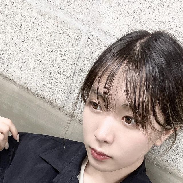 Grace 김민지 on Instagram: "#협찬 너무 더워서 아우터 걸치기 두려운 요즘.. 입어도 부담없는 가벼운 아이러니포르노의 반팔셔츠🌞 요즘 시도때도 없이 비와서 밤에 이거 무조건 걸치고 나갑니