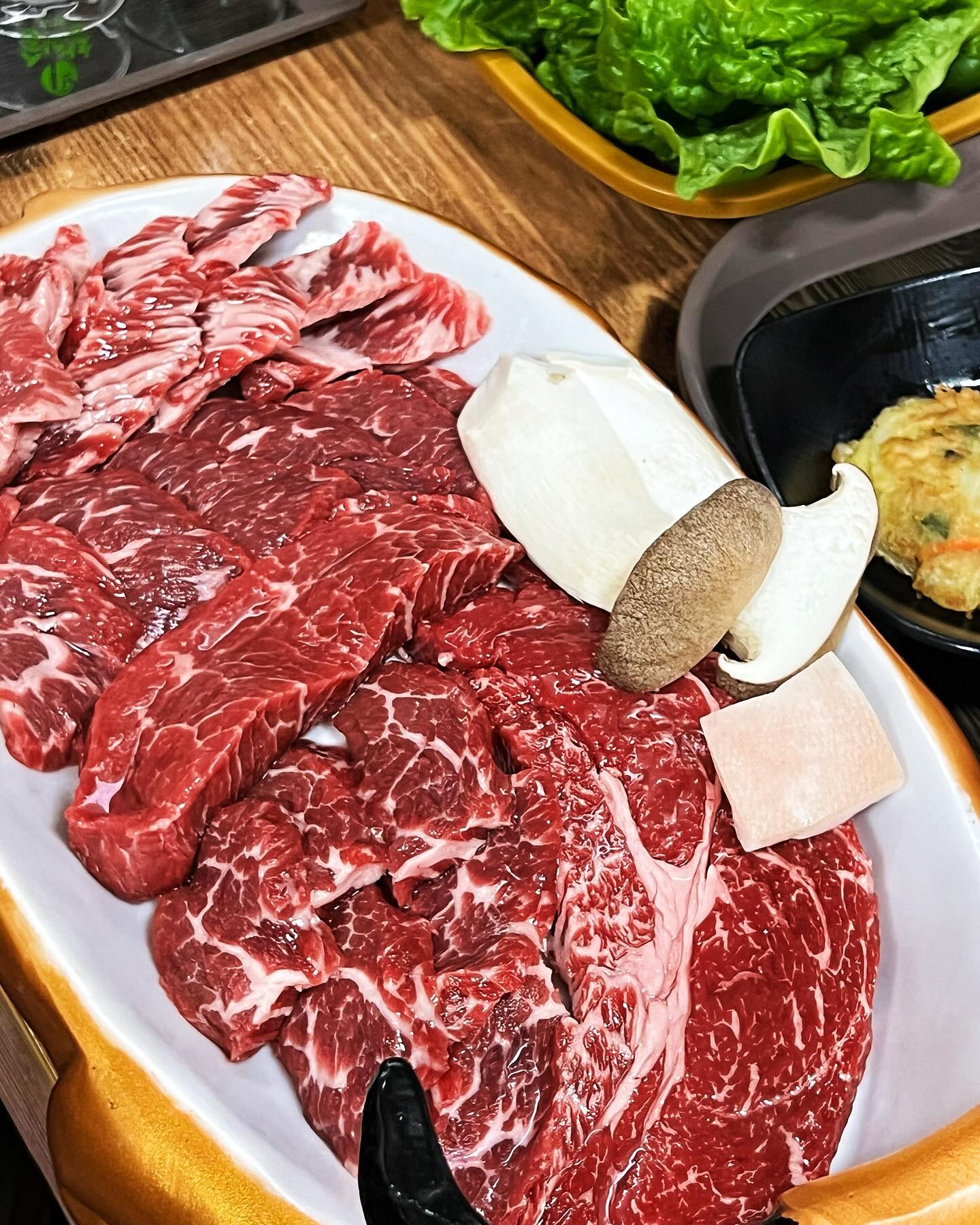 소고기와 회를 동시에 즐길수있는
#서귀포한라산마루 !!
기본찬으로는 편욱,함박,타코야끼,닭백숙,회,초밥등
술안주로 딱인 한상차림으로 나옵니다
소고기모듬 중(600g)으로
최상급 퀄리티인 고기가 제공되는데요
양도 푸짐하고 진짜 입안에서 살살 녹아요
소고기가 듬뿍들어간 찌개도 제공되는데
정말 맛있어요
짬뽕은 꼭 드셔보세요 !
왠만한 중국집보다 맛있습니다
불맛이 찐하게 나요 🧡
기본반찬이 회꺼지 나오는 가성비 소고기맛집
관광객들보다 동네주민들로 가득찬 집이 맛집인거 아시죠 ~?
제주 서귀포시 동홍로90번길 7-1 1층
11:00- 22:00 (수요일 정기휴무)
#협찬 #리뷰노트 #제주도맛집 #서귀포맛집 #소고기맛집 #맛집추천 #맛집 #도민맛집 #회