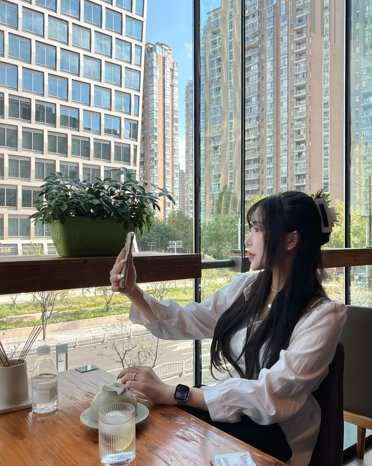 이십분 지연된 홍차오행 비행기 안에서 
삼십분 추가 지연 소식 듣고 올리는 가을 상해 🍂
