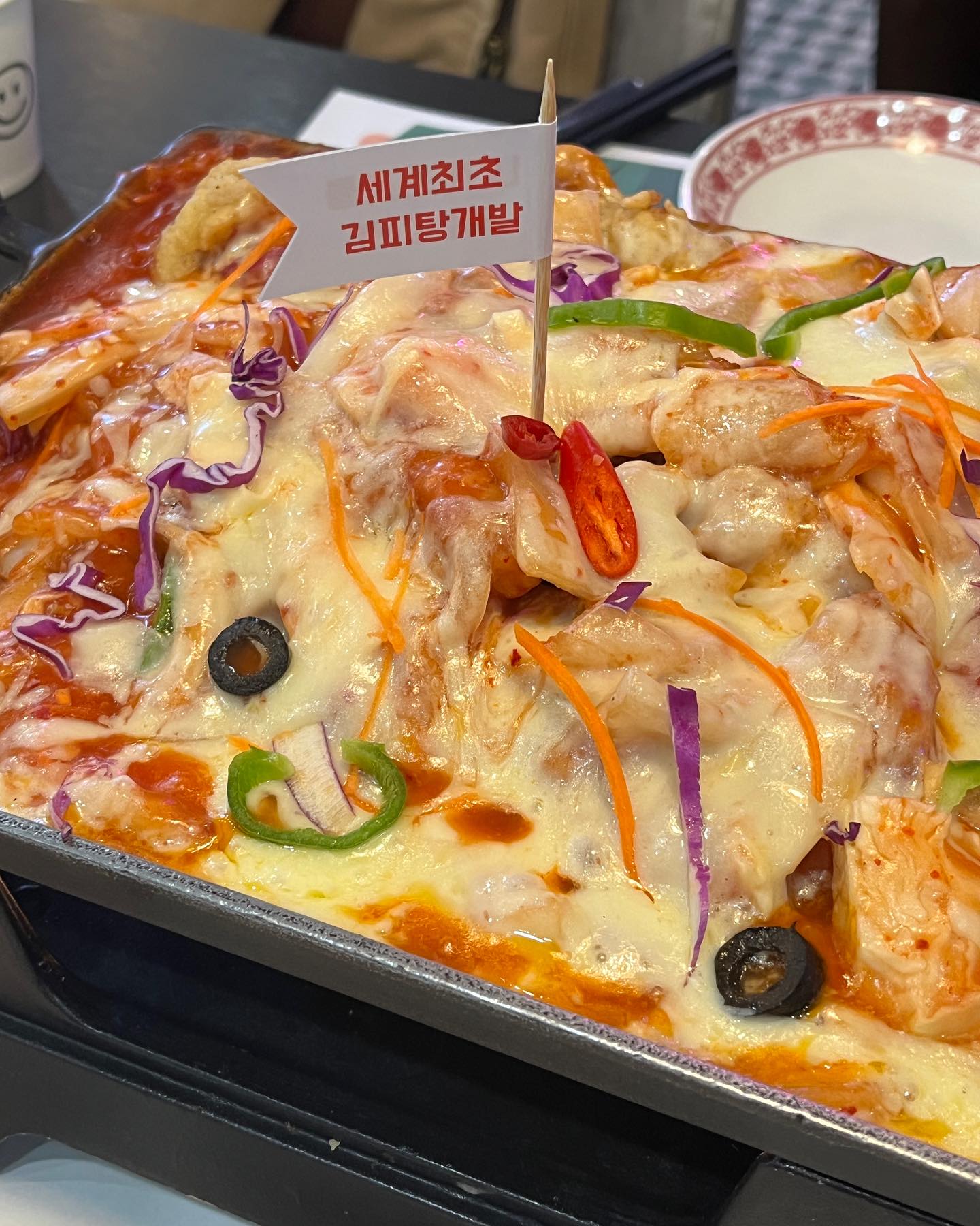 #협찬 
김피탕 원조-! 대전 마시내본점에 다녀왔어요☺️
먹어봤던 김피탕 다 맛있어서 ‘원조라고 다르겠어~?’ 했는데
네, 다릅니다.

여기 김피탕은 진짜 조화롭고 밑에 고체연료를 넣어주셔서 
끝까지 치즈가 굳지 않고 먹을 수 있어서 좋았어요💓

여기 진짜 존맛💓 (한입도 안남기고 싹 먹고 왔어요)
저희가 주문한 메뉴는 김피탕 소, 불짜장-!
불짜장은 청양고추의 깔끔한 매운맛
술마시기 너무 좋은 메뉴 아니냐구요,,(둘이 4병 부심)

유성에서 중식주점 찾고 계시거나 추억의 김피탕 드시고 싶으신 분은 꼭 가보세요-! (여긴 맛집 인정🫶🏻👍🏻)

📍대전 유성구 문화원로14번길 14 1층 마시내

#대전맛집 #대전맛집투어 #유성구맛집 #대전김피탕 #김피탕 #대전마시내 #마시내탕수육