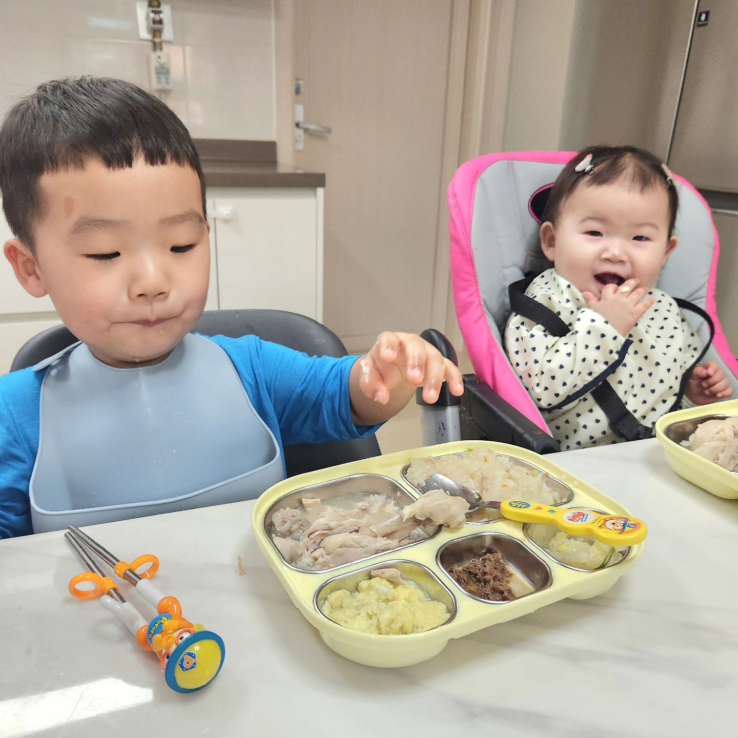 나란히 앉아서 저녁 먹기 ˘͈ᵕ˘͈
은광이는 발골왕 ✌🏻