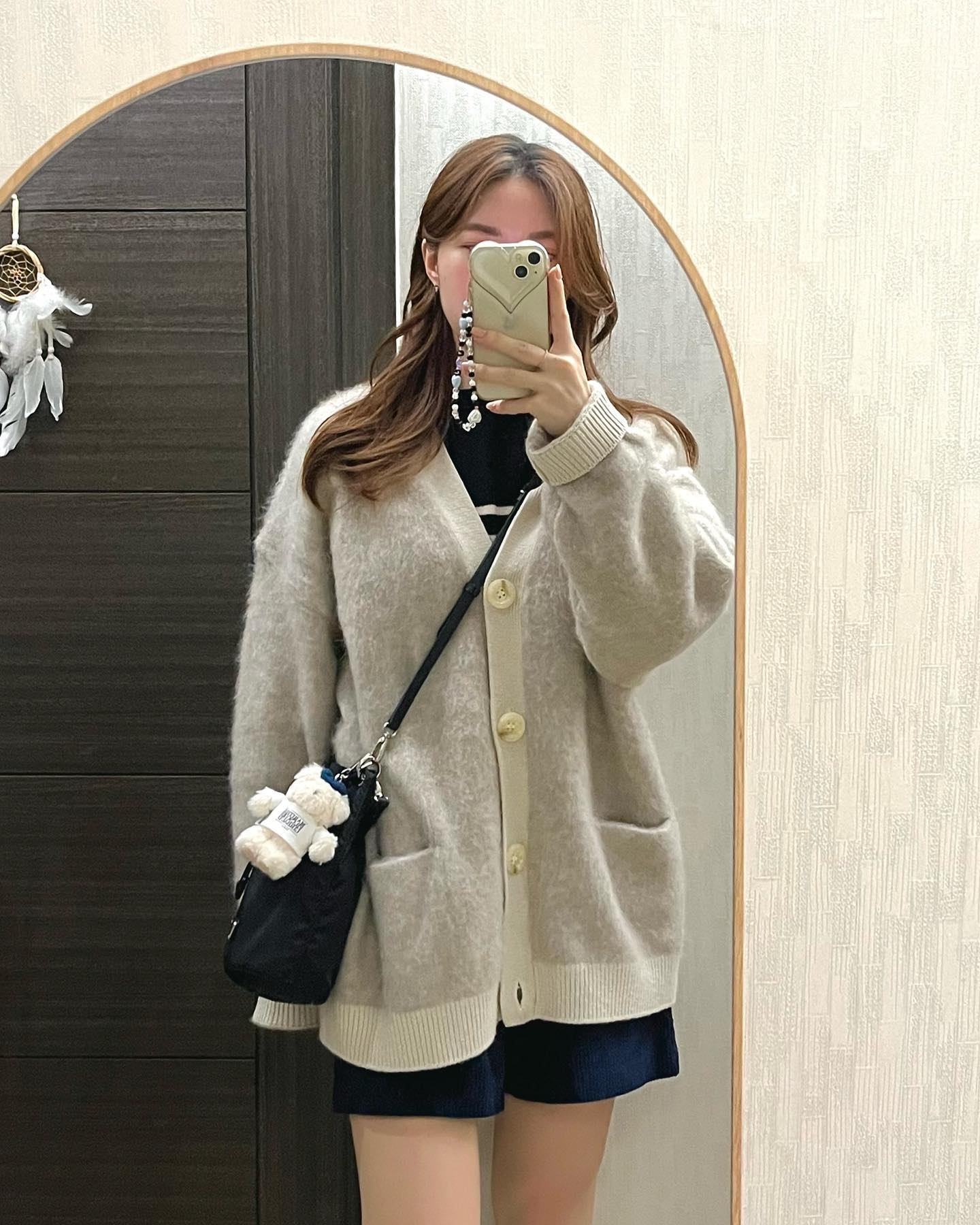 📍금요룩
⠀
⠀
알파카 느낌 낭낭한 울가디건 하나면 
겨울인척하는 가을날씨 끄떡업써요..🐏🤍🤍

사실 오늘 포인트는 #마리떼키링
귀여움이 세상을 구한닷,,🐻‍❄️❣️
⠀
⠀
#겨울꾸안꾸 #가디건코디추천 #마리떼 #겨울부츠코디