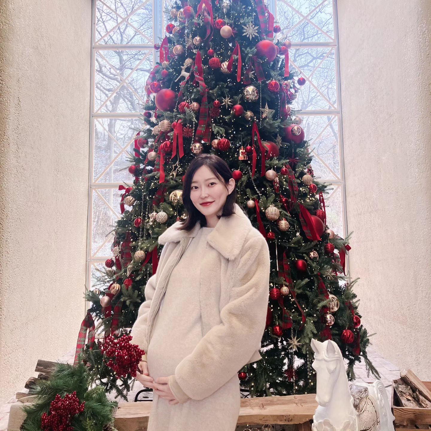 🎄 
인기 좋은 베이커리 카페들은
크리스마스트리 핫플로 이미 북새통

눈 많이 내리던 토요일
수달이가 순대국을 좋아해서
또 순대국 먹으러 나왔다가
남편이 말없이 데려와준 카페

*****
대기 걸고 30분 기다렸으나
우리보다 늦게 온 손님 5팀이나 들여보내길래 물어보니
"단체손님부터 안내"라는데 일반적으로 오히려 2인을 먼저 들여보내지 단체를 먼저 들여보내는 건 듣도보도 못함..
그것도 내 10번 뒤 손님까지 들어간 상황
더 기다리려다가 그냥 이마트 가서 딸기사옴ㅋㅋ
그럼 대기번호는 대체 왜 부여하는지?🤨

#투하츠베이커리카페
#의정부투하츠베이커리
#다시는안가요