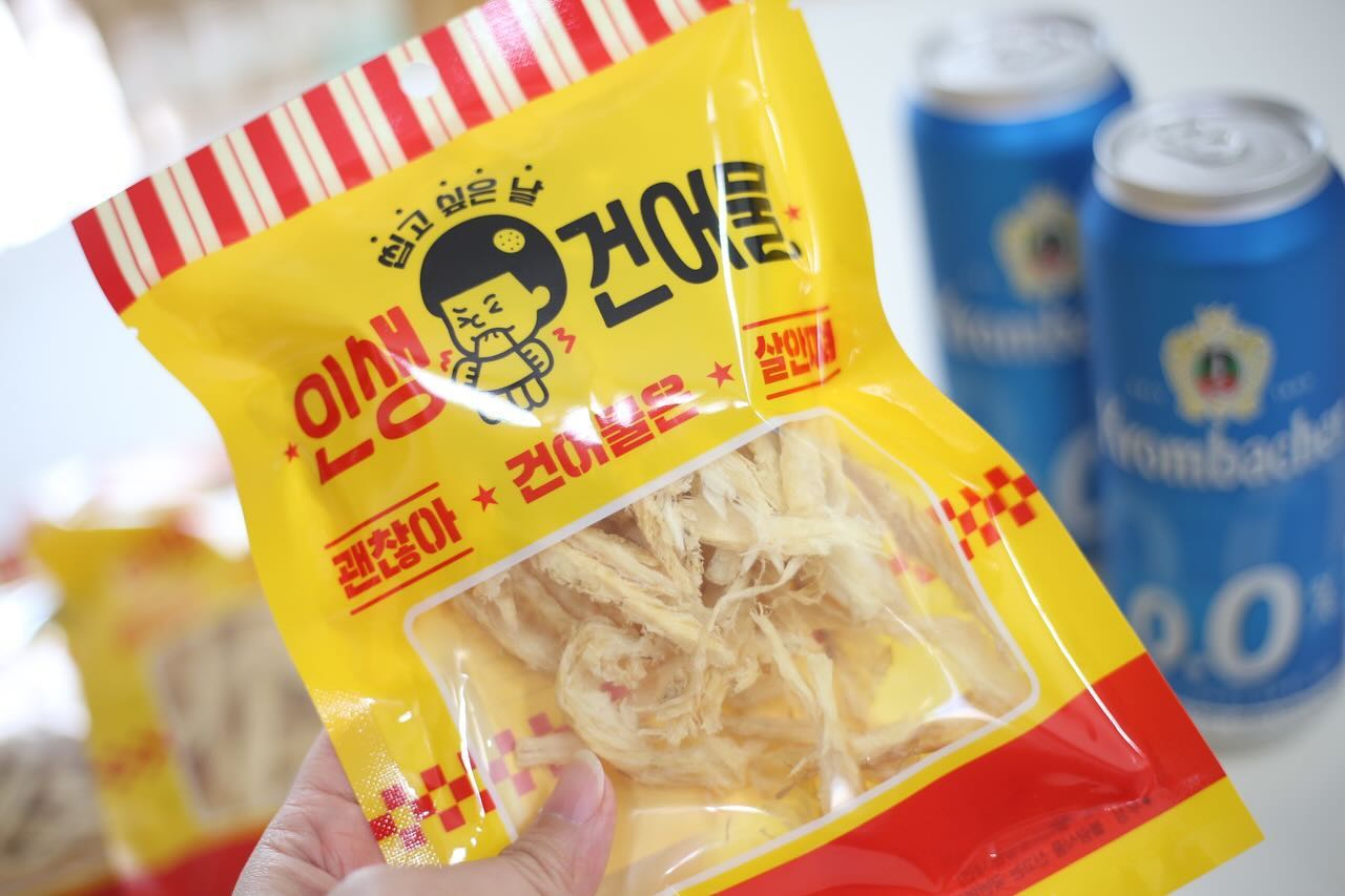 :
드디어 방학시작
뭔 방학이 두달이냐고 ㅋ
첫날부터 힘들어서 집에서 #먹태 씹는 중
#인생건어물 #손질먹태 인데 
에어프라이어 3분 돌리니 딱 좋다
소스도 기본으로 매콤하지만
청양고추 하나 썰어 올려 같이 먹으니 더 맛있음
#홈술안주 3분만에 완성되니 너무 좋구나!!
구매는 #인생건어물공식몰 에서 가능함

#손질먹태채 #홈술 #마른안주 #맥주안주 #간단안주