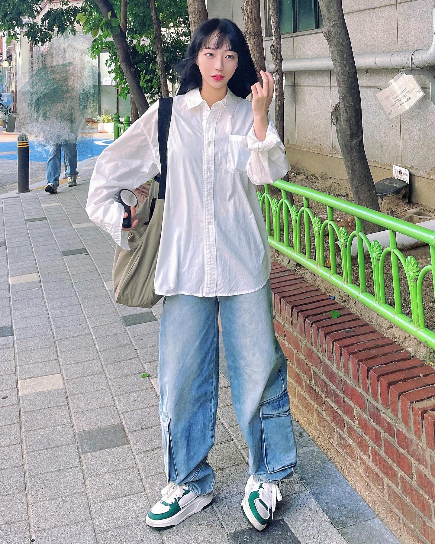 킹받는 앞머리 뒤엔 킹받는 콧수염(?)