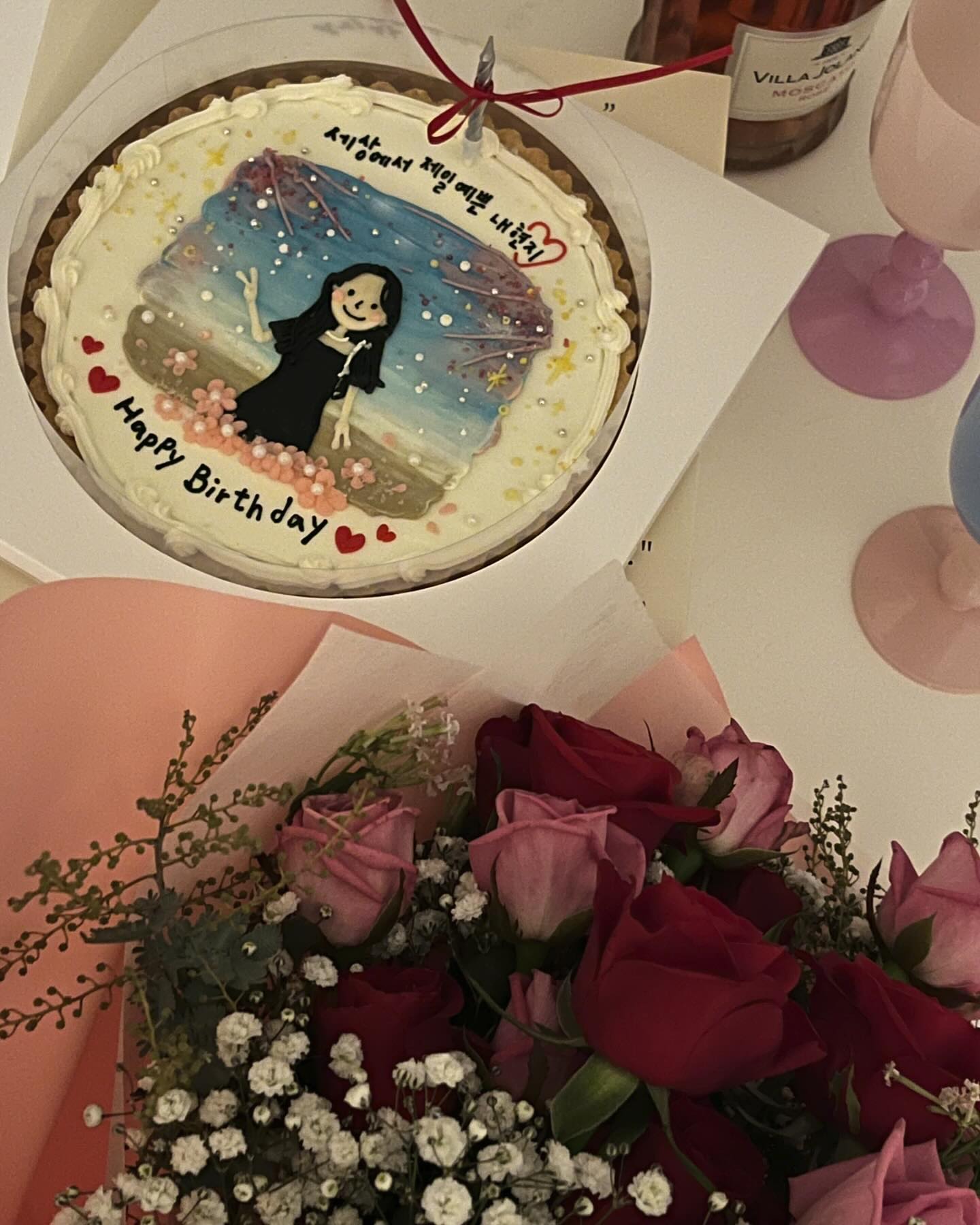 2024.01.09 🎂
올해도 여전히 다정한 오빠는 잠도 참아가며 편지를 두 장이나 써오고 케익과 장미꽃다발까지 픽업해왔다. 그리곤 밤새 일하고온 몸으로 아침부터 생일상을 차렸다. 오빠를 만나고나선 매년 내 생일은 단 한번도 대충, 그냥인 날이 없었다. 오빠가 어떤 상황이건, 어떤 컨디션이건간에. 늘 내가 먼저고, 내가 좋은 거 들고, 예쁜 거 입고, 맛있는 거 먹는 게 우선인 사람. 본인은 힘들고 무겁고 춥대도, 나는 살랑거리며 걸어다니길, 항상 생글생글 웃으며 따뜻한 곳에 앉아있길 바라며 그렇게 해주는 우리 오빠. 4년을 만나면서도 한결같이 다정하고, 한순간도 흐트러지지않고, 매순간을 마지막처럼 사랑해줘서 고마워. 
(+) 그리고 매년 생일마다 연락주고 축하해주는 모든 링구들 감사합니다. 올해는 좋은 일들이 많이 일어날 예정이니까 ^^ 많관부 -🩷