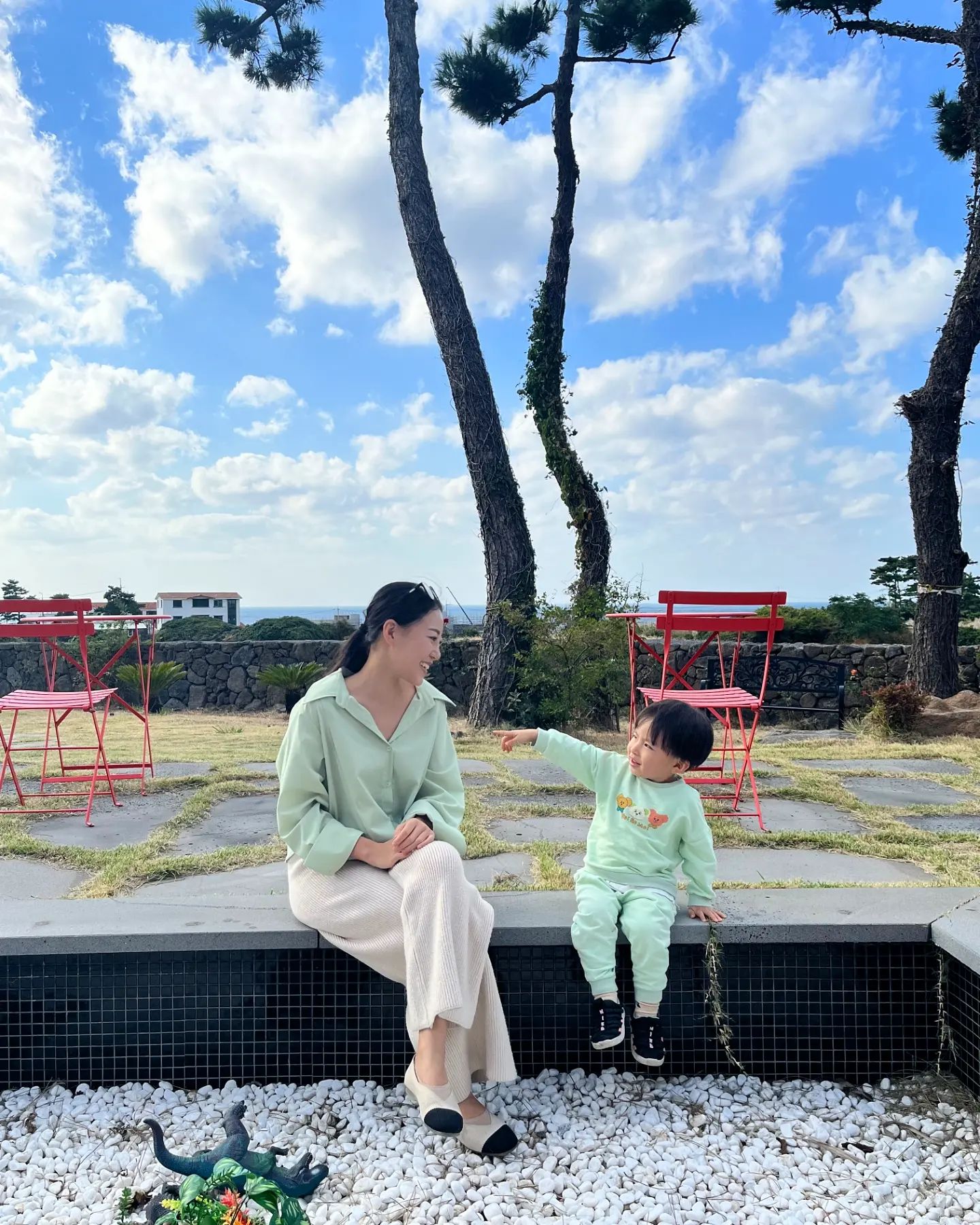 지안이랑 #애월카페 ☕️
일주일만에 집구하고 내려온 #제주 :)
#제주살이 가 시작되었습니다✨️
온 지 보름 정도 됐는데 이제야 정리가 좀 된 듯해요~
채아는 바로 어린이집등원이 가능한데,
지안이는 대기해야하네요....😅
둘째 #가정보육 은 껌이지~ 했는데 며칠있어보니 힘겨워요ㅋㅋㅋㅋ
이놈을 우짜지... 
.
.
여긴 #애월메누하 예요!
마당이 있고, 수영장에 공룡피규어🦖 !
지안이랑 꽤 즐거운시간보내다왔어요ㅎㅎ
좀..단점은 애월의 끝이라 제주시내에서 꽤 멀다능ㅋㅎ

#나이제제주줌마 
#섬여자