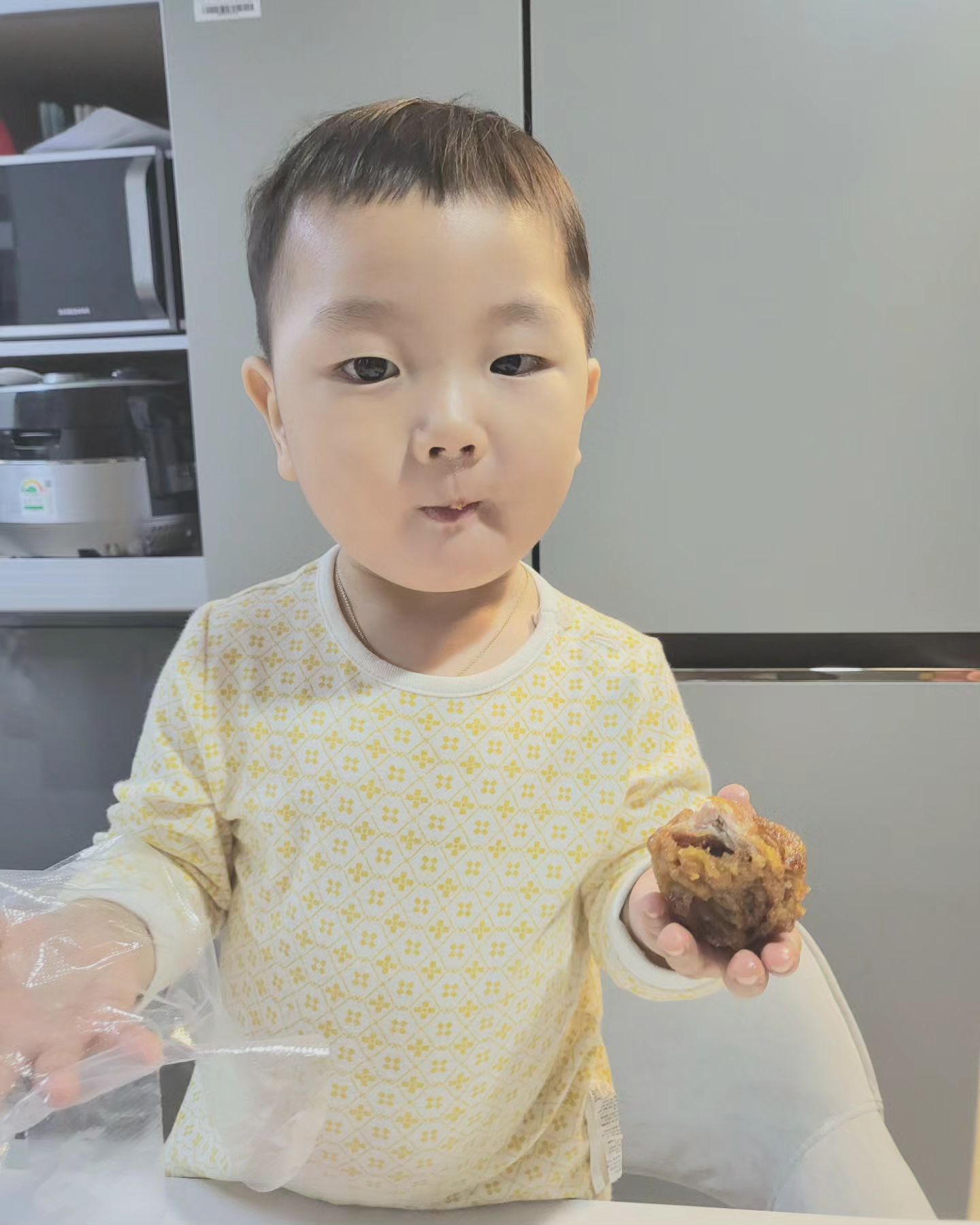 옆에서 치킨을 같이 먹는 너
  배가 터질갓 같구나ㅋㅋㅋㅋㅋ

#일상#3살#치킨#교촌#냠냠#건브라더스#귀요미
