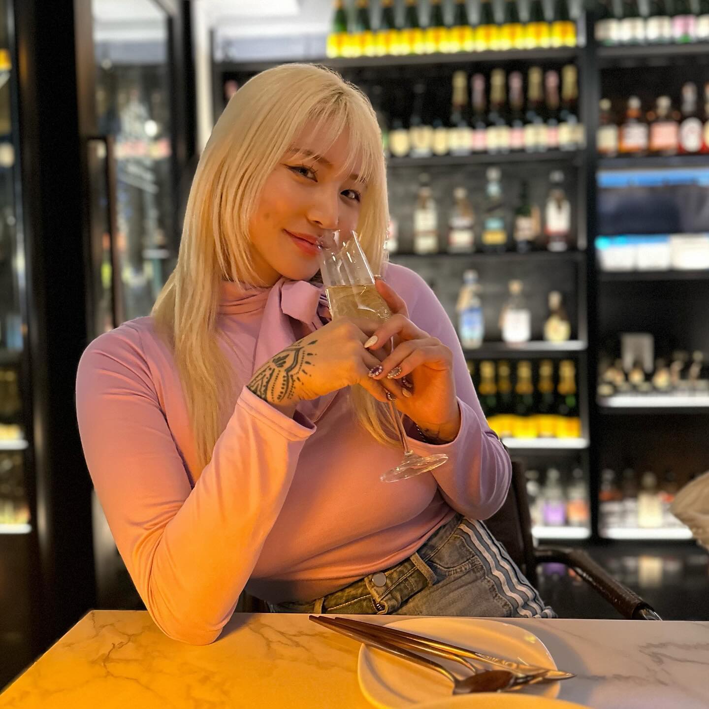 이름부터가 남다른 aslung_bar 🤭
가로수길 어슬렁 거리다가 들어갈수있는 연말 데이투,모임장소로 딱인곳 찾아따!!🤧

와인이랑 샴페인 위스키종류도 엄~~청 많아서 눈도 즐겁구 🤍
비프 립 스테이크 35,000₩
바질 크림뇨끼21,000₩
감바스 알아히요 23,000₩

듈이서 요렇게 메인디쉬로 먹구 배터질뻔 했지만 싹 치우고 얘기하면서 샴페인에 치즈 플레터도 냠냠,,🤭
클래식하면서 힙한 무드도 , 음악도 너무 좋아서  시간가는줄 모르고 있다왔어요🫶🏽 메뉴도 맛있는데 너무 저렴해서 놀래뚬,,!!!!! 
나랑 어슬렁에 망년회 or 신년회 하러 갈짜람🙆🏼‍♀️🙆🏼‍♀️