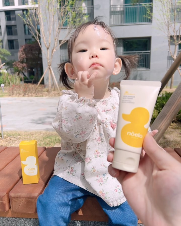 #협찬
요즘 날씨 너무 좋죠! 딱 밖에서 놀기 좋은 날씨라, 보름이랑
놀이터에서 신나게 놀았어요☀️

이제 스스로 그네도 타고, 미끄럼틀도 잘타는 언니에요ㅋㅋ
놀이터에서 한시간이고 두시간이고 열심히 노는 언니ㅋ

노엘로힐스 스킨 베리어 선크림
SPF30 / PA+++

아기 피부라 아무거나 사용하기 예민했는데, 엄마도 사용하고
아기도 사용 가능한 제품이라고 해서 골랐어요~!
생후 6개월부터 사용 가능하답니당ㅎ 

100% 무기자차 제품인데다가 물로도 깨끗하게 씻어지니까
독한 세정제가 필요 없어서 더욱 안심이 되더라구요

인공향료도 없고 인공색소도 없어서 더욱 안심되요
게다가 눈이 따갑지 않으니까 보름이도 스스로 바르고
문지르고 잘 해주더라구요ㅎ

가볍고 촉촉한 발림성에 끈적이지 않으니까 바르고 
아기가 편안해 하는게 느껴져서 더 좋았어요

일상생활에서 틈틈히 사용하기 너무 좋았던 
노엘로힐스 스킨 베리어 선크림♥️
완전 추천한다구욧~!

#얇게발림 #가벼운발림 #100%무기자차 #물로도깨끗하게씻겨지는선크림 #촉촉한 #보송한 #아기랑같이써도좋은선크림 #아기피부보호 #저자극