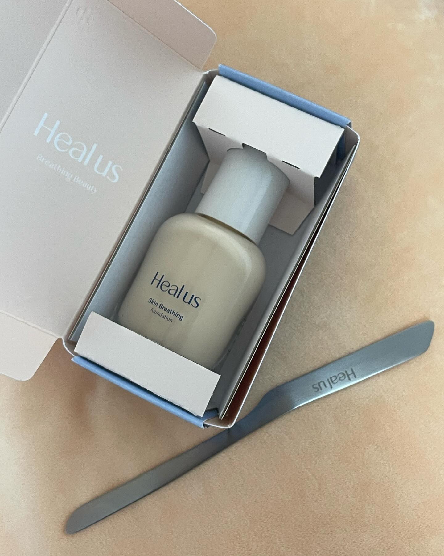 #협찬 healus_official 
얇고 가벼워서 피부가 편안하고 촉촉한 파운데이션🫧🪽

72%의 스킨케어 성분 덕분에 여름 뿐만 아니라 환절기 부터 겨울 까지도 건조하지 않게 사용 할 수 있고! 24시간 피부 투명도와 윤기 지속력 테스트 까지 완료된 숨결 파운데이션 글로우입니다💖

#힐어스 #힐어스파운데이션 #숨결파운데이션 #윤광파운데이션 #촉촉한파운데이션 #글로우파운데이션 #민낯파데 #쌩얼파데 #메이크업아티스트파데 #메이크업샵파데 #내츄럴메이크업 #파운데이션추천 #건성파운데이션추천