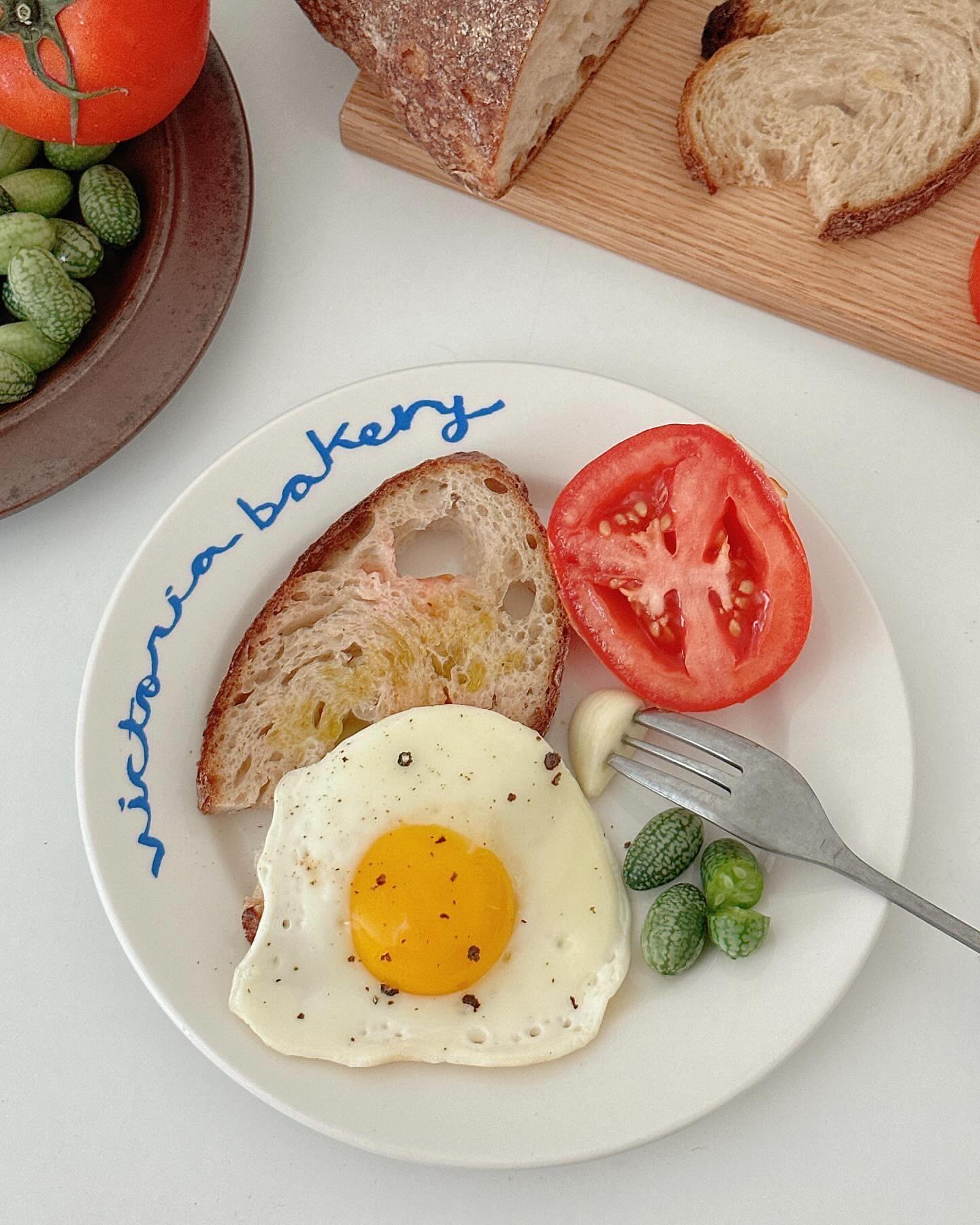 간단한데 진짜 맛있는 판콘토마테! 바삭하게 빵 구워서 그 위에 마늘 문질문질 해주고 반 자른 토마토를 빵 위에 짜듯이 발라주고 그 위에 올리브오일 올려주면 완성! 

바삭한 빵에 알싸한 마늘향, 토마토, 올리브오일의 조합 진짜 완벽 그 자체! 화이트 발사믹 살짝 가미해도 맛나더라고요! 요거 꼭 만들어서 드셔보세요 간단한데 맛있어요♡

#판콘토마테