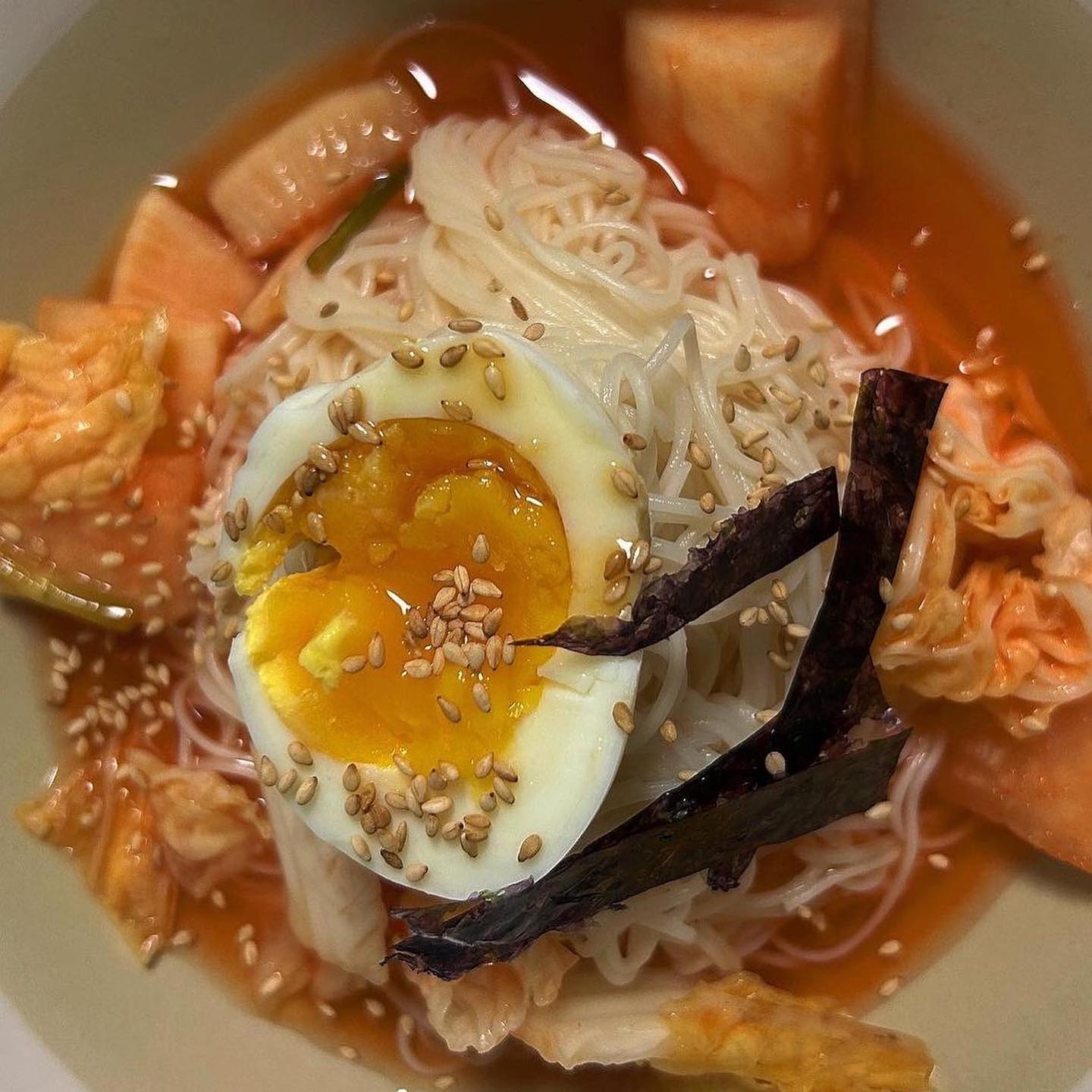 #슬꿀맛집배송
#금실면

3대를 이어온 국수만을 전통으로 생산하여 믿고 먹을 수 있는 금실면 소개드려요❤️

양질의 정성된 질 좋은 밀가루를 사용하여 맛이 담백한 면으로 다가수 숙성면이므로 쫄깃하면서도 부드러운 맛을 느낄 수 있어요🔥

면의 굵기가 가늘어 조리 시간이 짧고 입 안에 감치는 맛이 일품‼️

또한 칼국수는 스프가 첨부되어있어 따로 국물을 낼 번거로움이 없어 라면 끓이듯 간편하게 조리하면 끝🫢

간단하게 맛있는 요리 집에서도 즐겨보자구요💚💚

#먹스타그램 #국수 #칼국수면 #국수만들기 #칼국수만들기 #칼국수 #국수요리 #국수삶기 #비빔국수 #비빔국수만들기 #소표국수 #나박국수
