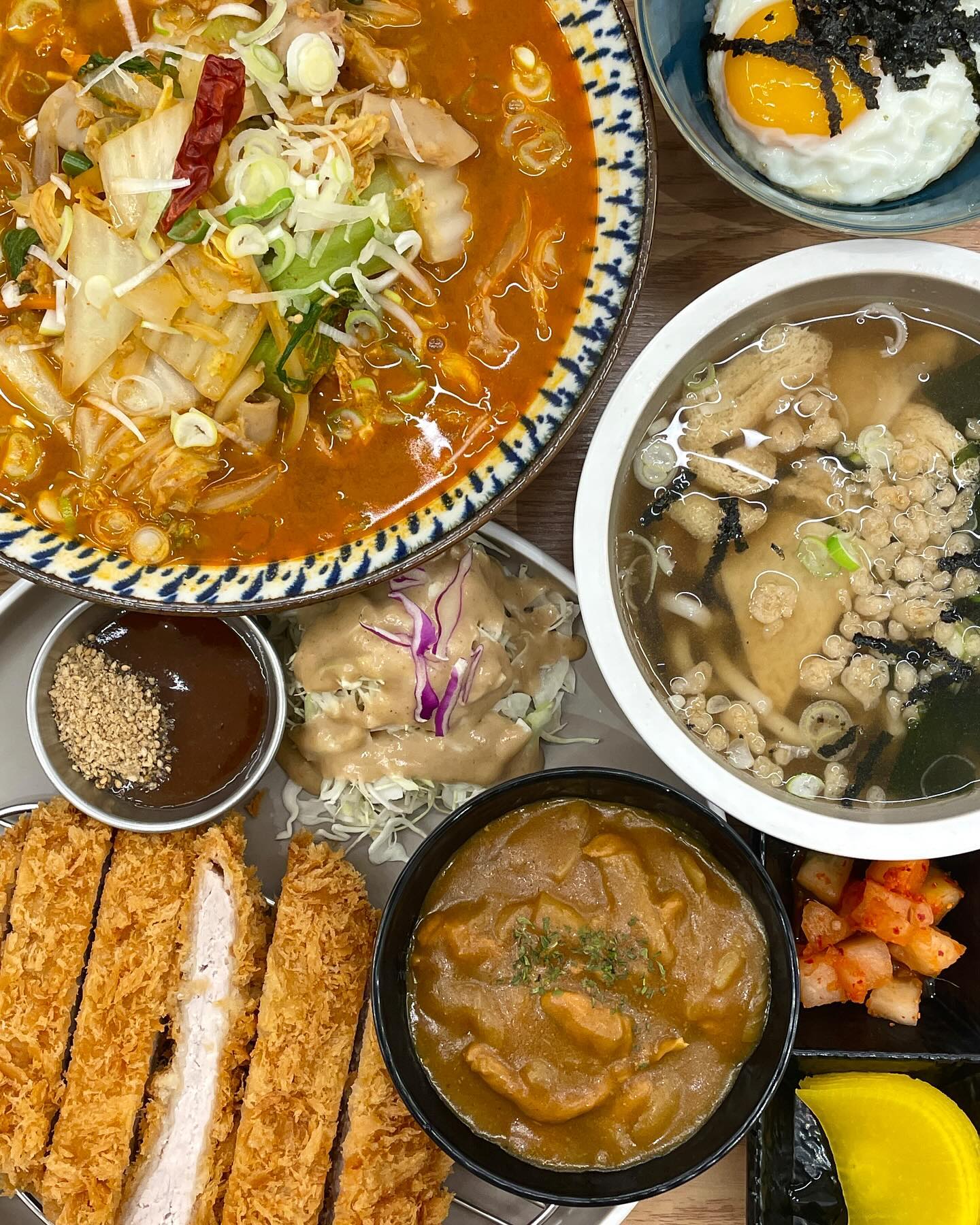 #협찬 첨단2지구 돈카츠, 쌀국수 맛집 오유미당
📍 광주 북구 첨단연신로107번길 16 호반베르디움2단지 220동 1층 101호
✔️ 소곱창쌀국수 13,900₩
세트2번 등심돈카츠+우동+카레밥 14,000₩
간장계란밥 2,000₩

수제 돈카츠와 쌀국수 전문 오유미당 첨단2지구점
시그니처 메뉴인 소곱창쌀국수와
얼리지 않은 제주산 생등심 돈카츠 세트 메뉴,
사이드로 간장계란밥 주문!

소곱창쌀국수는 얼큰한 국물에 고소한 소곱창이 올라간 쌀국수 🍜
국물이 진하고 맵찔이도 먹을 수 있을만큼
얼큰한 정도여서 맛있었어요! 해장되는 맛으로 추천추천

세트메뉴는 우동과 냉소바, 계란밥과 카레밥 중에서 선택할 수 있어서
돈카츠 하나만 먹기엔 아쉬운 분들에게 딱 좋은 메뉴
바삭하고 두툼한 생등심 돈카츠에 꾸덕한 카레밥 조합👍

아기 의자도 있고 매장도 작지 않은 편이라
아이들 데리고 식사하는 테이블이 많았어요

첨단2지구에서 맛있는 돈카츠와 쌀국수를 먹고싶다면 오유미당 추천드려요!!

#광주돈까스#광주맛집#광주양식#광주쌀국수#신용동맛집#신용동돈까스#첨단2지구맛집#첨단2지구돈까스#첨단맛집#첨단쌀국수#첨단데이트#첨단돈까스#광주북구맛집#광주데이트#오유미당광주첨단2지구점 #먹스타맞팔#먹팔