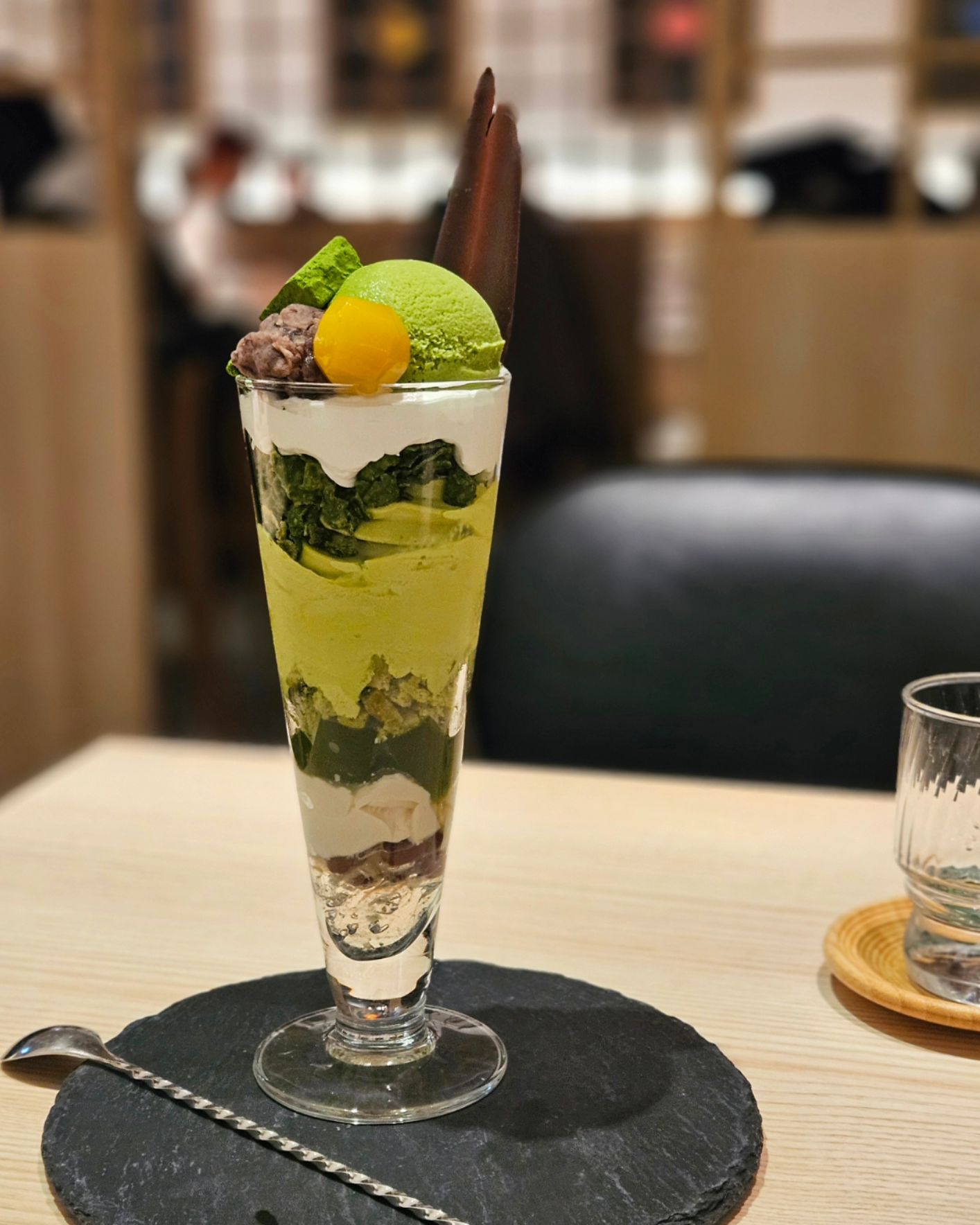 녹차를 좋아하는 당신을 위한 종합 선물세트 같은 카페, Matcha Cafe HACHI

JR 하카타시티/한큐백화점 내에 9층에 위치한 말차카페입니다. 
한국 관광객들은 없고 현지인들에게 인기 카페 같아보였어요. 앞에 웨이팅 좌석도 마련되어 있답니다!

저는 녹차 파르페를 먹고싶어서 방문했고, 녹차 아이스크림, 초콜릿, 시리얼 생크림, 과자.. 말차 정말 원없이 먹었답니다🫶 롤케이크 빙수도 맛있어 보였는데 다음 일정때문에 더는 못먹어서 아쉬웠어요ㅠ

매장은 백화점 내 매장이라 크지 않습니다. 또 제가 갔을 땐 만석이라 시끄러운 편이었습니다. 방문할 때 감안하셔요!

📍Matcha Cafe HACHI JR Hakatashiteiten 
✔️ 말차파르페 1550 ¥
💬 JR 하카타시티 9층 위치, 웨이팅 있을 수 있으니 먼저 확인하시길!