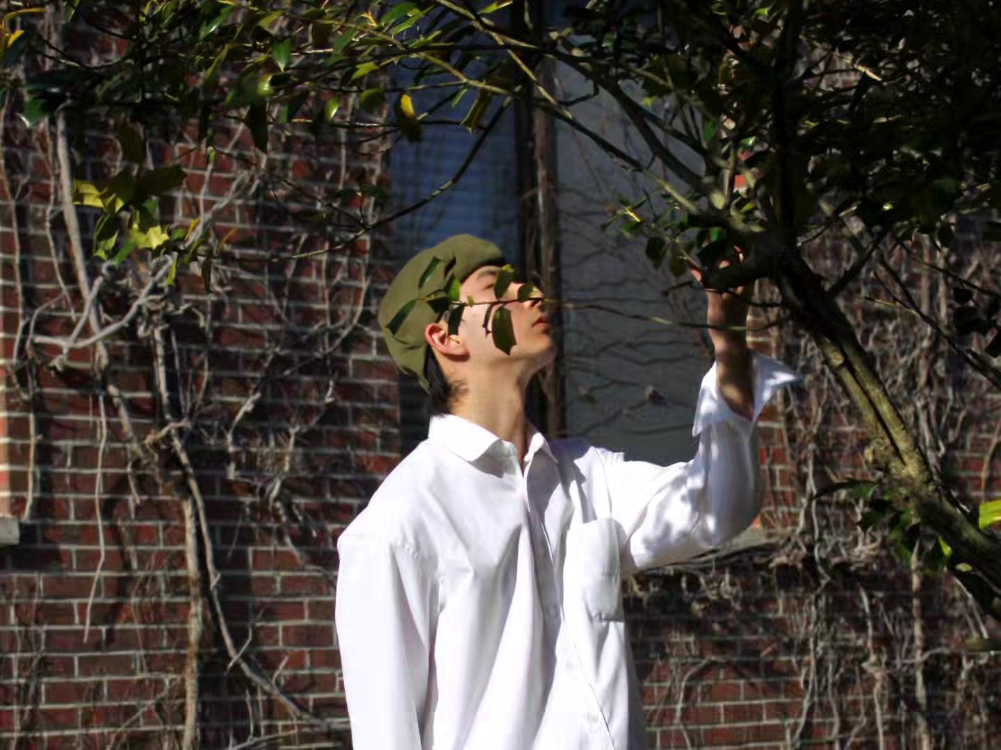 오랜만에 제대로 야외촬영 하고 왔습니다☘️
시티보이, 캐주얼 느낌으로 촬영해봤는데 원하는 컨셉대로 
잘 나온거 같아서 가져와봤습니다!

처음 써보는 타입의 모자라서 '이걸 어떻게 소화해야하나..'싶기도 했었는데 촬영하고 나서 보니 생각보다 코디랑 잘 어울려서 예쁘더라구요 :) 

봄에 셔츠랑 슬랙스 많이들 입으실텐데,
'뭔가 2% 부족한것 같다' 싶으시면 넥타이나 모자를 잘 활용해서
코디해보시는 걸 추천드립니다!

사진에 나와있는 "와이드 사폭바지" 카키색 제품은 
cozydailyloook_official 스토어에서 오픈기념으로 
10% 할인된 가격(49,500원)에 구매하실 수 있습니다!
(제 프로필 상단에도 스토어 링크 있습니다 🌼)

상의 - diamondlayla0613_official
하의 - cozydailyloook_official

#남자봄코디 #와이드팬츠코디
#생활한복 #와이드팬츠 #남자데일리룩 #20대남자코디 #대학생코디 #패션계정맞팔 #사진스타그램 #스냅사진 #일반인모델 #아메카지룩 #스트릿패션 #패션스타그램 #cozydailylook