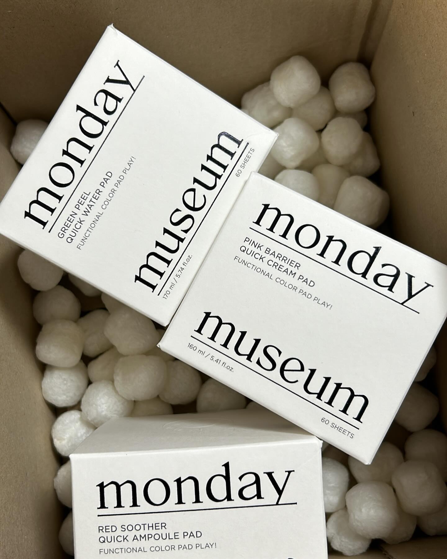 #먼데이뮤지엄 #리뷰어#제품제공#토너패드
mondaymuseum.official #☃️

먼데이뮤지엄 기능성패드 3종세트가 찾아왔어요

먼저 🩷 핑크 베리어 퀵 크림패드
(Pink barrier quick cream pad)

3중 순면 벨벳패드, 피부장벽에 좋은 크림앰플을 가득
머금은게 고보습 크림으로 건조한 피부를 부드럽고 촉촉하게
감싸주어 화장하기 전에 제 피부에는 촉촉한 상태를 유지해줬어요

#mondaymuseum #이브비건 #친환경화장품 #동물실험반대

샤워후 화장 전 기초 첫 단계에 토너 대신 사용해서
간편 5분 팩으로 찰떡𖤐 

#크림패드 #포도껍질탄력크림패드 #고보습
#붉은기진정#수딩케어#속건조 #촉촉함

#🩷🧡💚