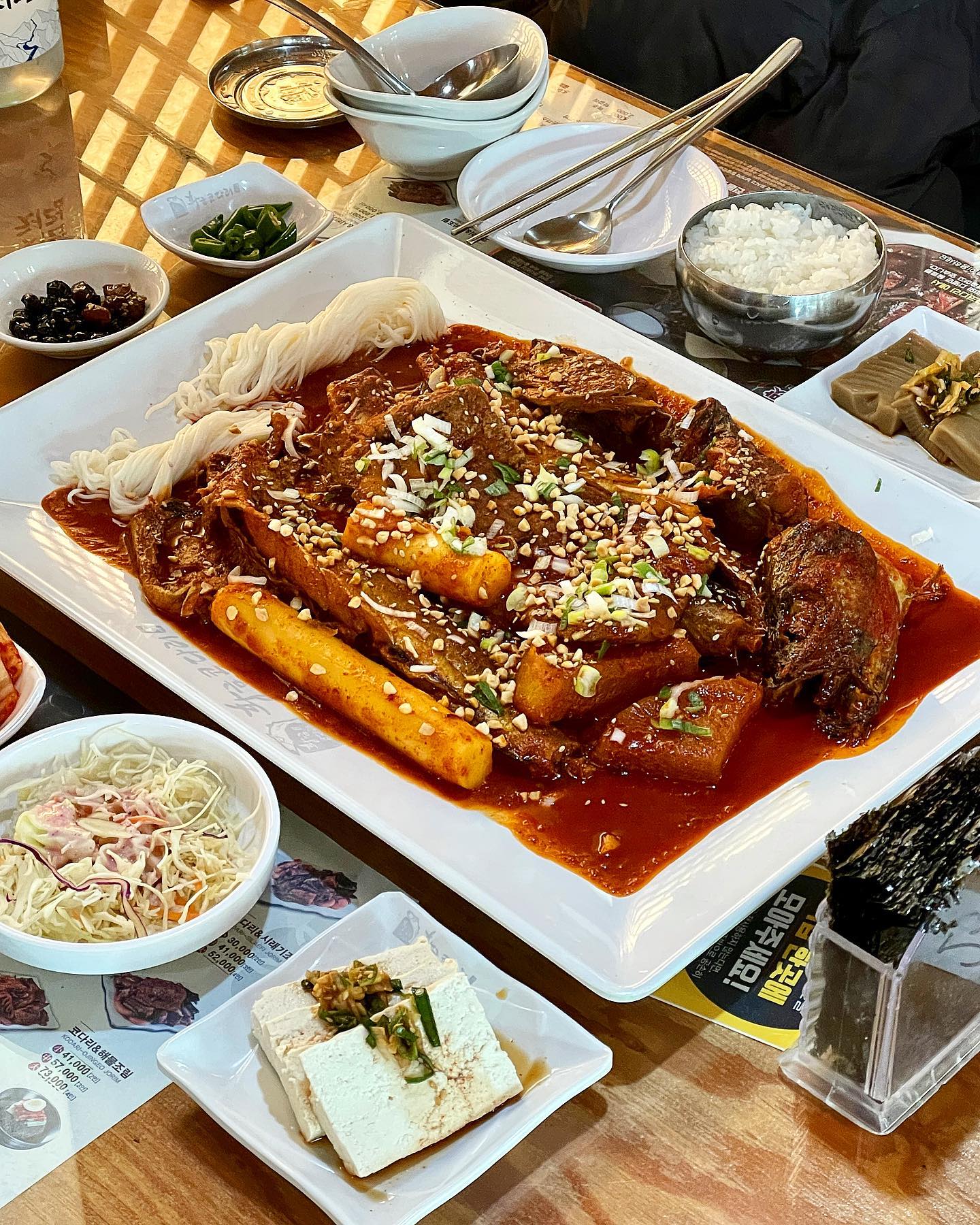 #헤이리맛집 #황금코다리파주헤이리점
_
돼지갈비도 올라간 #코다리갈비조림 
매콤한 양념에 갈비와 코다리조림
김에 싸먹으면 완전 밥도둑이잖아요!😋
안에 있는 무, 소면, 떡도 너무 맛있어요❤️