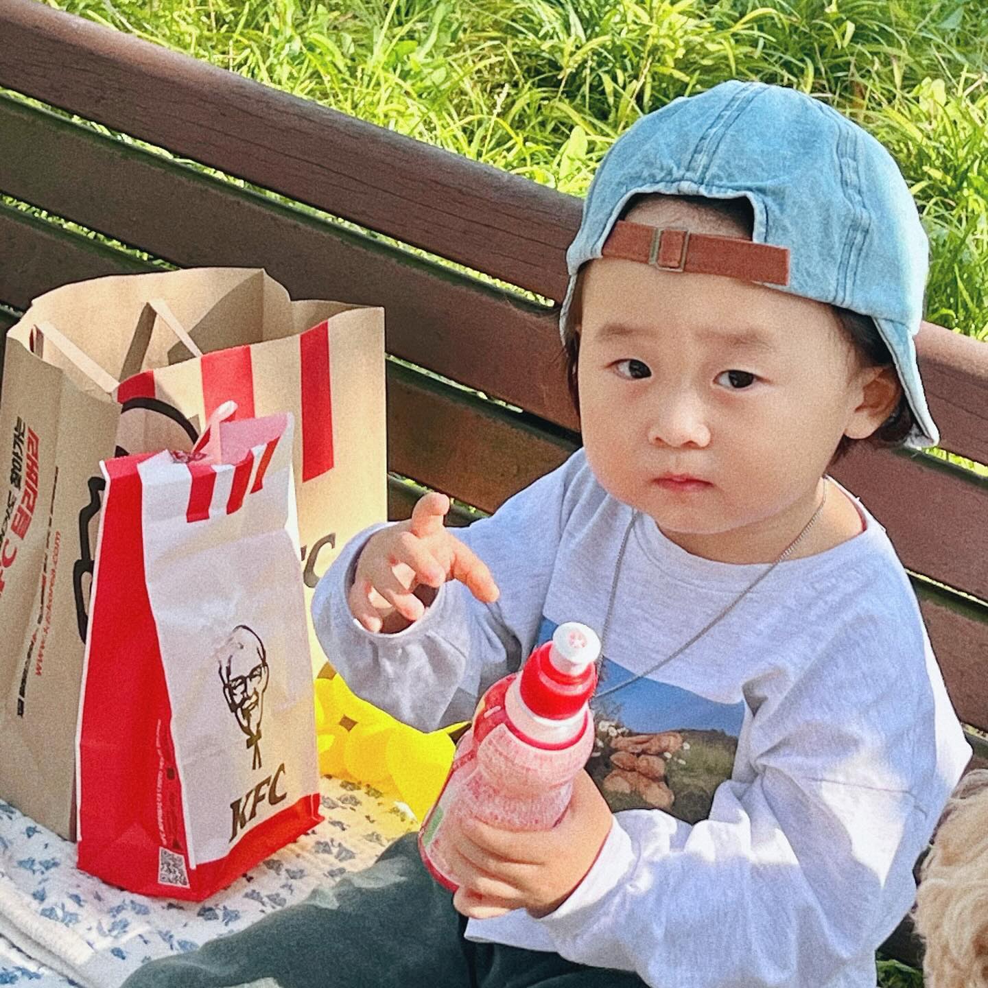 #29개월 🫧🩵❤️

👶🏻: “아빠, 엄마가 주뜨 그만머그라구 해쩌 아빠가 사준곤데 힝 ” 

돌쯔음부터 제일좋아하는 장난감이 
경찰차랑 소방차인데
그때부터 쭈욱 - 빨강과 파랑을 좋아해서
양말이나 옷, 음료,과자도 항상 같은색 :)

아침에 눈뜨면 “아, 잘잤다 .ᐟ ” 이야기하구 
푹 못잔날에는 “피곤하네, 더 자고싶어요 .ᐟ ”
이야기하는데 내말투+오빠말투가 보이구

망고를 사랑한다구 이야기하면서 안아주고 
망고눈을 보면서 
만지고싶은데 만져도되냐 물어보구
어딜가나 항상 망고 데리구가자구 하구,
하네스 색은 매일매일 차니픽 .ᐟ 
산책할때 다른 댕댕이가 망고한테 짖으면
차니가 대신 월월 .ᐟ  저리가 .ᐟ 짖어주고
(ㅋㅋㅋ 망고 소심이라 못짖는게 속상한차니)

소고기를 조금씩먹더니 이제는 잘먹구
초록색 야채는 이거는 엄마가 먹어봐하구
매일매일 열심히 다지는중,,,💚
국물왕자라는 별명이 생기구 
스스로 서툴지만 먹으려고 하구 

고집+자기주장이 2배가 되었구
나 말안들을거에요 하는 표정도 생기구
눈물의 왕자답게 서둘러하다가 안되면 
바로 눈물펑펑 🫧

공룡소변기에 쉬하는걸 재밌어하구 🦖🦕
혼자서 바지올리려구 노력중이구
경찰차 공룡 팬티입혀달라구 이야기하구
성취감 느끼면서 박수도 치는 
귀여운 마지막 20갤후반 :)

#3번째 #가을