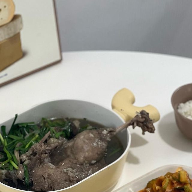 𝙷𝚊𝚗 𝚊,𝚛𝚎𝚞𝚖 on Instagram: "#광고 이젠 푸짐한 능이오리백숙을 집에서 간편하게 드실수 있어요!! 낭만밥상 수비드 능이오리백숙! 수비드 제품이라 오리고기가 전혀 질기지 않고
