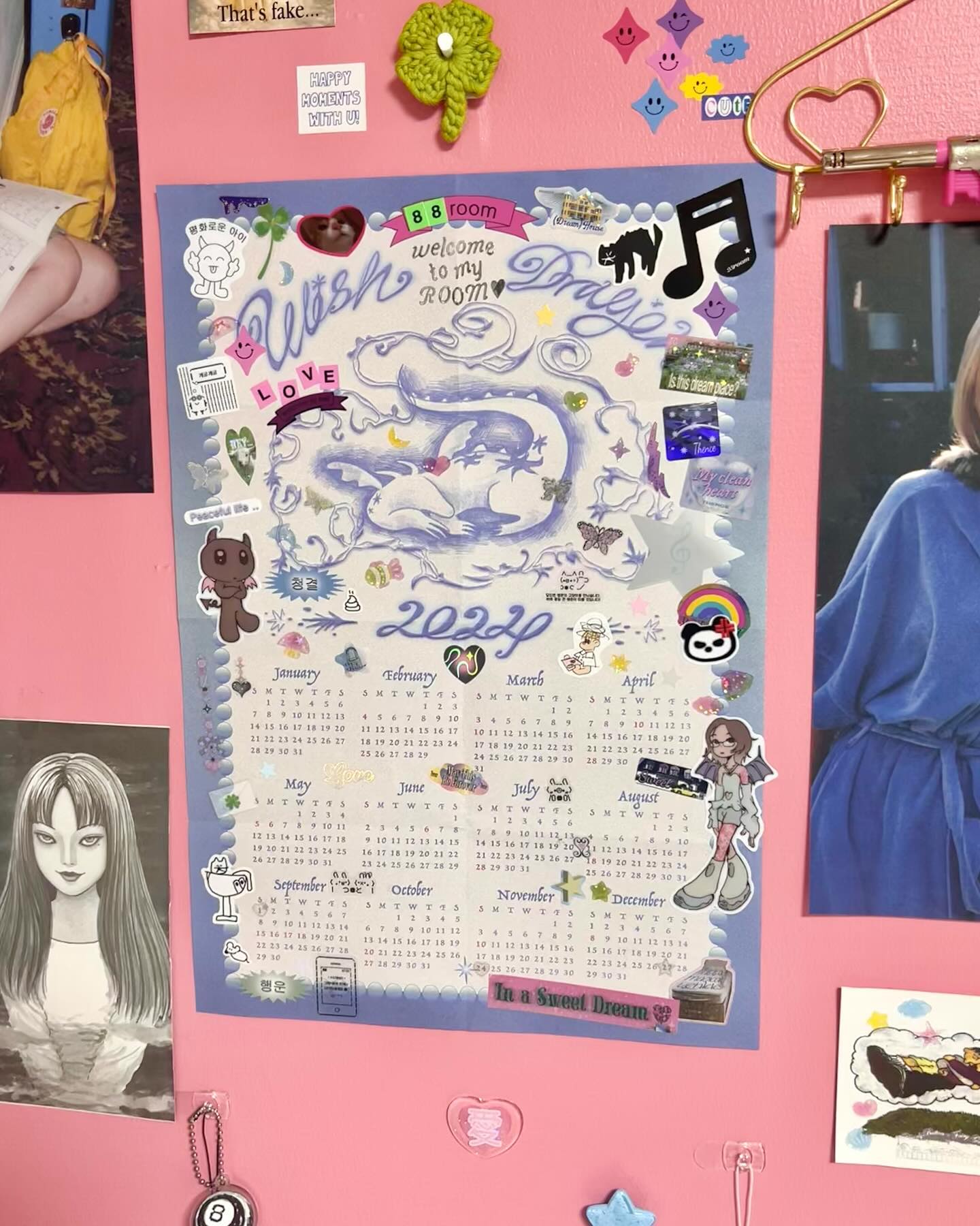 2024 스꾸 ◡̈⃝✩‧₊ 

요새 빠진 두가지! 스티커랑 피규어 😃
내 방은 또 얼마나 미어터질지! 

#스꾸 #스티커꾸미기 #벽꾸미기 #방꾸미기 #myroom #sticker #stickeraddict #roomdecoration #ステッカー