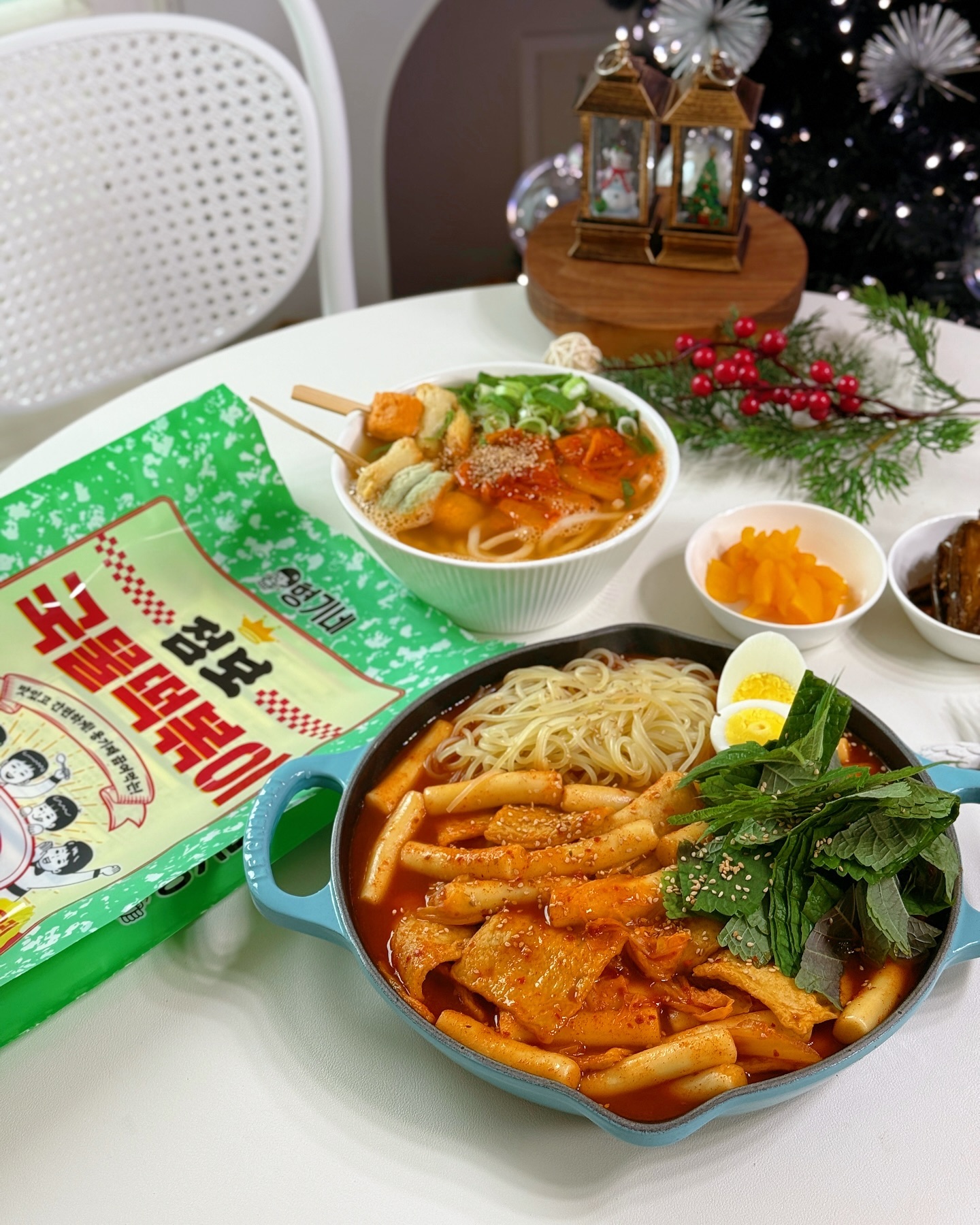#협찬
형기네 점보 국물 떡볶이, 얼큰한 김치 어묵 우동
안 먹어봤으면 말을 마세요!

용기째 끓여먹는 푸짐한 사이즈로
1개가 7~인분으로 엄청나죠!

갓 뽑은 떡처럼 맛있는 쫄깃함이
그저 그런 냉동떡 아니고,
말랑 쫀득한 밀떡에 소스가 잘 스며들어
조리후에도 퍼지지않고 정말 맛있어요😋

구성은 한입어묵 100g 3개, 밀떡 250g 3개
쫄면 200g, 순한맛 떡볶이 소스 80g 3개로.

요즘 같은 날씨엔 얼큰한 김치어묵우동이 딱이잖아요.
탱글탱글 우동면과 볶은 김치의 찰떡 궁합

한번 볶아 감칠맛 업그레이드 된 볶은김치를 넣어
호불호없이 누구나 좋아할 인기 메뉴

점보 국물 떡볶이, 얼큰 김치 어묵우동 모두
물만 부어 끓이기만 하면 끝!
간단하지만 폭발적인 맛도리
푸짐하게 양껏 즐기세요!

life_gunamul
📍네이버 형기네 건어물 🔍
https://smartstore.naver.com/thestockfish/products/9775373278

#점보국물떡볶이 #점보떡볶이 #떡볶이밀키트 
#캠핑음식 #캠핑요리 #혼밥 #혼술안주
#맥주안주 #하이볼안주 #간편식 #편의점안주 
#떡볶이안주 #간식 #안주 #분식 #국물떡볶이
#캠핑필수템 #대용량 #간편식사 
#김치어묵우동 #김치우동 #어묵우동 #우동맛집 
#얼큰우동#우동