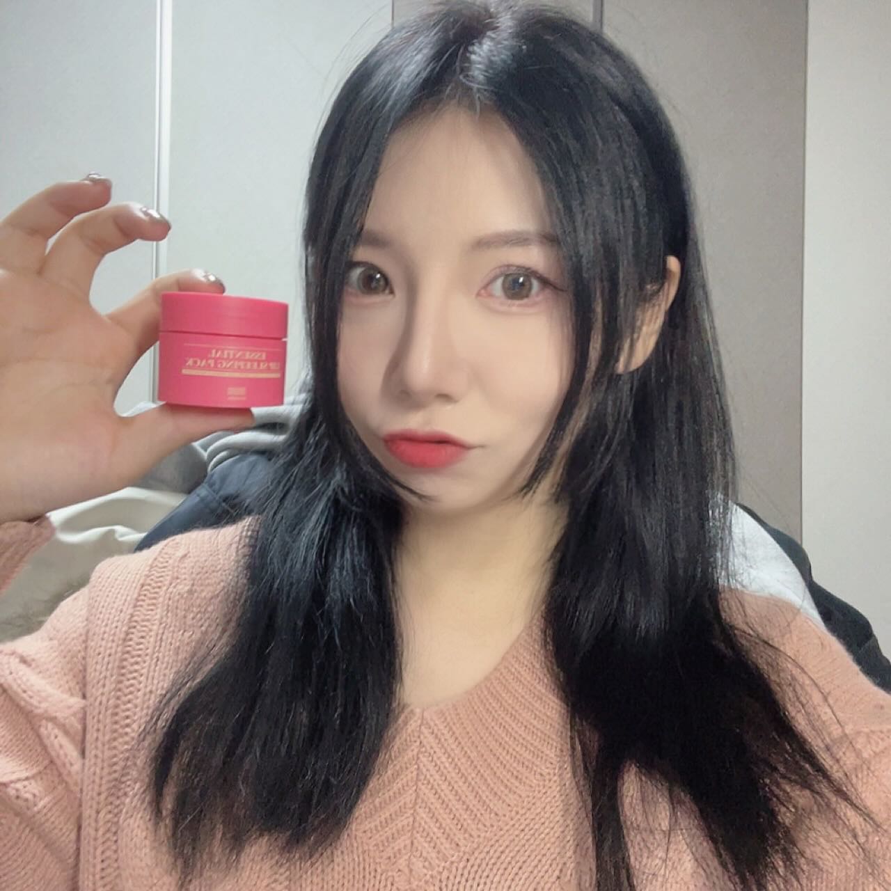 #협찬

❗️텐제로의 에센셜 립 슬리핑 팩 베리폴리스 리뷰❗️

오늘은 텐제로라는 처음 접해보는 브랜드의 립 슬리핑 팩을 리뷰합니다!

해당제품은 입술에도 사용할 수 있지만 손끝이나 팔꿈치 등의 건조한 곳 어디든 사용할 수 있다고 하는 점이 굉장히 신기했슴다👍

나는 굉장히 입술각질 부자인데다가
하도 많이 뜯어서 입술이 남아나질 않는데
이 제품 한번사용했는데 뜯어야하는 각질이 없어지는걸 느낄 수 있었슴다..🫶🫶

진짜 다른 립밤 사서 썼을때는 전혀 효과 없던 강력한 내 입술각질이... 이 슬리핑 팩에는 졌슴다 ㅎㅎㅎ

지금 비포 애프터 사진 보면 확실히 차이가 나는데 좀 징그럽네요...ㅎㅎ😂😂

자기전 뿐만 아니라 평소에도 잘 쓰게 되는 제품입니다! 
7가지 베리가 들어가서 향기도 좋고 사용하면 입술이 생기가득! 👏👏

#텐제로 #TENZERO #립슬리핑팩 #립마스크 #립밤 #립슬리핑팩추천 #뷰스타그램 #입술미녀