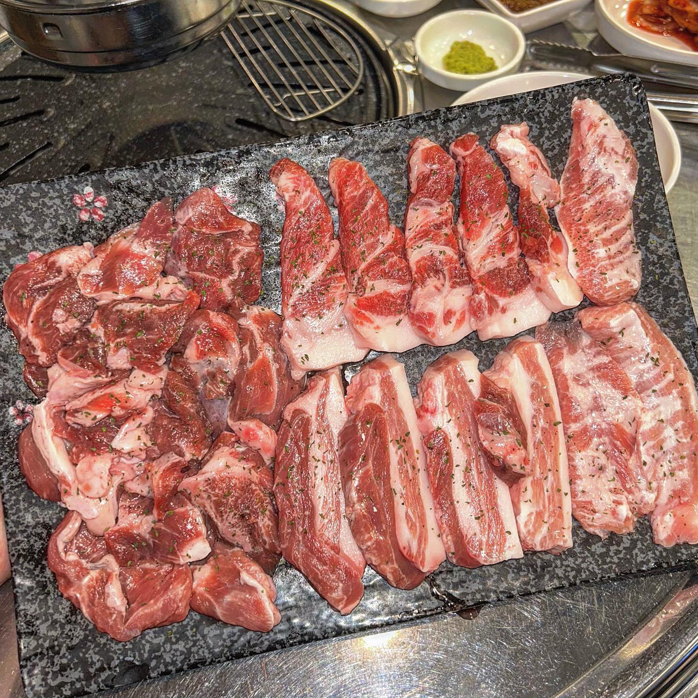 워낙 고기를 좋아하는 편이라
구리에 웬만한 고깃집은 다 가 본 것 같다

근데 특수부위라는 이름이
생소하고 궁금해서
방문해본 구리 교문뒷고기 👏🏻❤️

🕖 14:00 - 23:00 매달 2,4번째 일요일 정기휴무
📍 경기 구리시 체육관로 167-1 1층 교문뒷고기
📞 0507-1340-4768
✋🏻 예약, 무선 인터넷

뒷고기 모듬 (500g) \34,000원

뽈살 뒷고기 꼬들살 황제살 이렇게 구성되어 있다

특징을 간단히 추리자면!

뽈살 - 고소하고 쫄깃한 맛
뒷고기 - 야들야들한 식감
꼬들살 - 목살과 비슷한 식감
황제살 - 항정살과 비슷한 식감

내 원픽은 ?
황제살 ❤️

김치, 쌈무, 마늘쫑장아찌, 소금, 와사비, 특제소스
이렇게 나오는데

고기 자체가 기름지고 맛있어서 그런지
나는 소금에 와사비 살짝 올려먹눈게
젤 맛있었움!
역시 심플 이즈 베스트 😍

화룡점정 김말국 .. 이거 진짜 물건임

김치말이국수 \6,000

이게 왜 물건이냐면
안주와 해장이 동시에 되는 맛이기 때문 😱✨

계란찜 \4,000

이것도 진짜 맛있었다
짭짤하고 퐁실퐁실하니 싹싹 긁어먹었다! 🥹

특수부위 뒷고기
교문뒷고기
완전 추천드려요🤩

#구리시 맛집 #구리시고기집 #구리맛집 #먹스타그램 #먹스타 #먹스타맞팔  #먹팔환영 #먹스타소통 #먹팔해요
#먹스타좋아요  #좋아요반사
#선팔맞팔 #먹부림