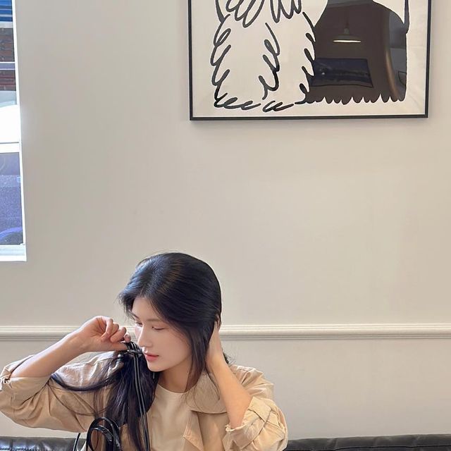 럽지니 on Instagram: "#협찬 @samantha_thavasa_korea ⠀ 🍂가을룩으로 제대로 코디한 내 룩 어떤데?! 베이지톤의 코디에 사만사타바사 23FW 플러피 토트백 블랙컬러로 포인트주기! ❣️글로시한 원단
