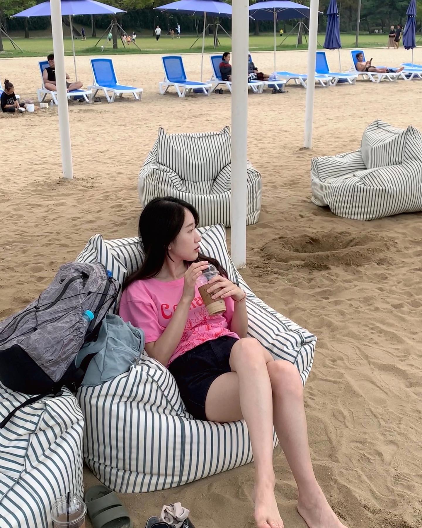 🤍
강원도 양양 아니고 잠실 한강공원🏄🏻‍♀️

남편이 잠실에서 청담까지 출근을 자전거로 하는데
한강으로 지나가더라구요 (그의 힐링타임👀)

어느 날, 한강에 모래사장이 생겼다면서 맨발 걷기를 좋아하는
제가 걸으면 좋은  공간인 것 같다고 주말에 같이 가보자고 해서
갔었던 여름날의 추억♡。·˚˚· ·˚˚·。♡

스토리에 올렸을 때 어디냐고 궁금해하신 분들께
알려드렸었는데, 이제는 없어진🥲

모래는 남아있어서 아직도 많이들 맨발 걷기 하신다고
하더라구요!ㅎㅎ 제가 걸을 때도 몇 분 더 계셔서 신기했어요
요즘 맨발걷기가 트렌드(?)인가 봐요😖

내년 여름에도 또 설치해주면 좋겠어요
지금 보니 추운 사진 ᵒ̴̶̷̥́ ·̫ ᵒ̴̶̷̣̥̀ 여름이 가지마..!