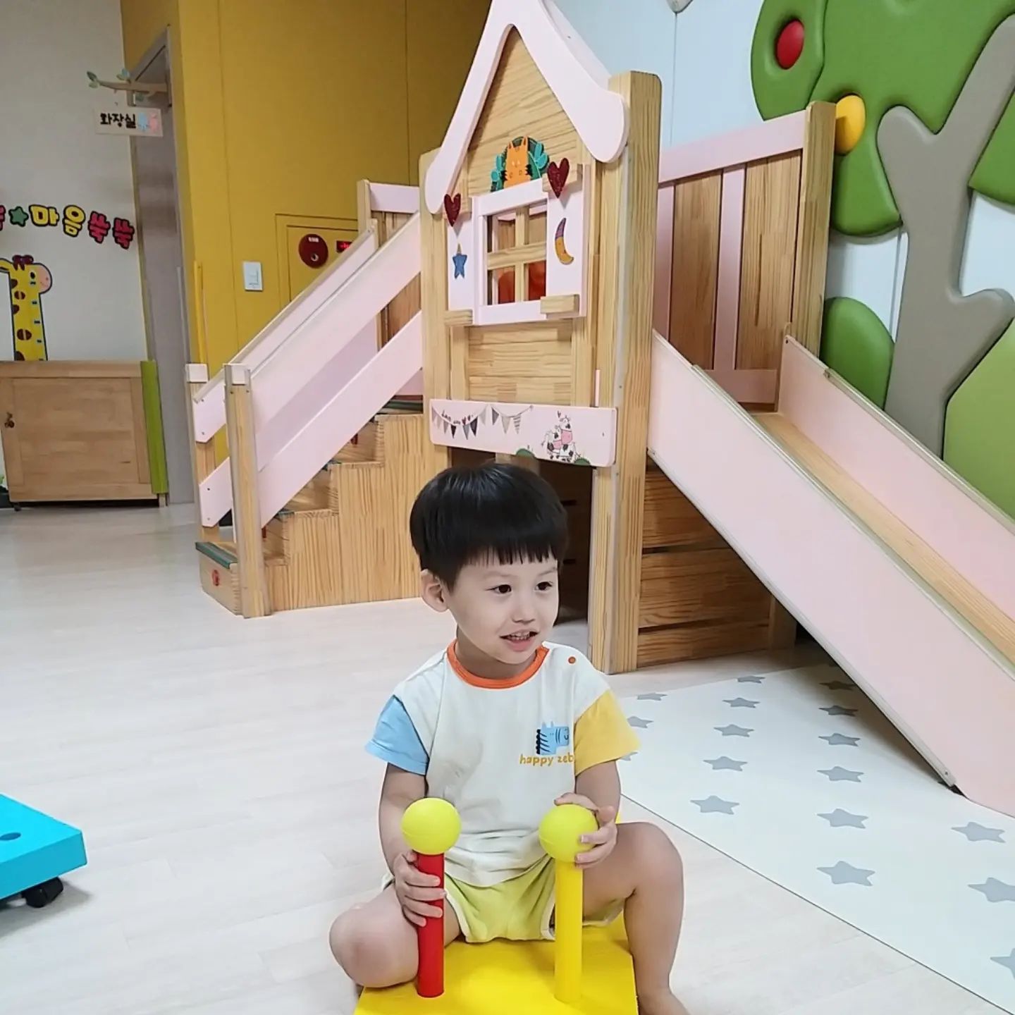 간만에 두찌 소식♡
전 요새 매일 아침 일찍 출근하느라
넘 바빠요ㅠ
맨날 어린이집 1등으로 등원하는
울 두찌 은수
그래도 즐겁게 잘 생활하고 있답니당~
소식 자주 전할게용 🥰
.
.
.
#4살 #만3세# 육아스타그램
#아가모델 #베이비모델 
#인스타베이비 #주니어모델