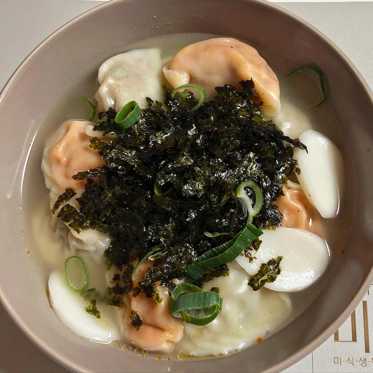 떡만둣국👩🏻‍🍳
사골보다 멸치육수
떡국보다 떡만둣국이 좋다😋

당연히 있을 줄 알았던 계란이 없어서🙄 지단은 빼고 김가루 듬뿍!  마지막엔 만두 부숴서 밥까지 말아 한그릇 뚝딱.  이번엔 더미식 #고시히카리 먹는데 찰진 밥맛이 확실히 👍🏻

#더미식#더미식밥#더미식밥물리에2기#즉석밥#밥스타그램#새해#떡국

 ¨̮
