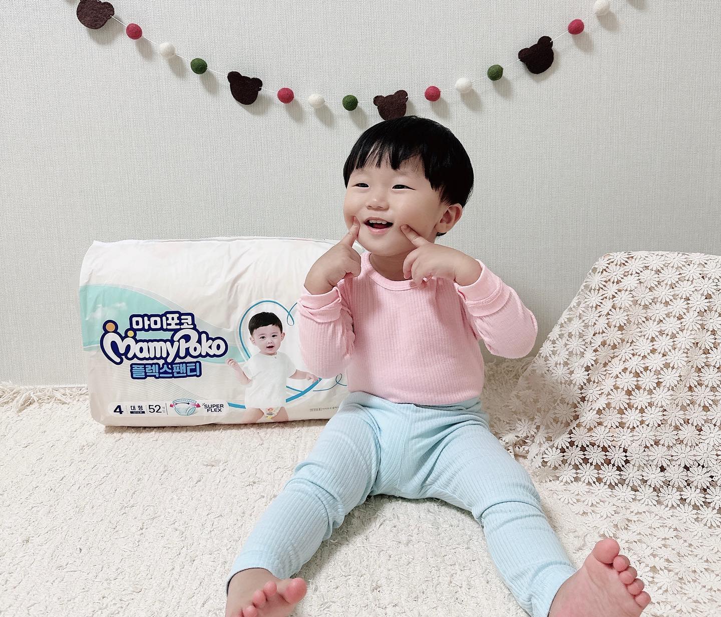 ෆ⸒⸒
 
울 애기 컬러 이쁜 실내복 입으니까
얼굴이 확 사네 '◡'ღ
 
아빠 있을때만 이쁜 표정 해줌🥲
 
마지막 사진 인자한 표정과 배를 봐주세여ㅋ⫬ㅋ⫬