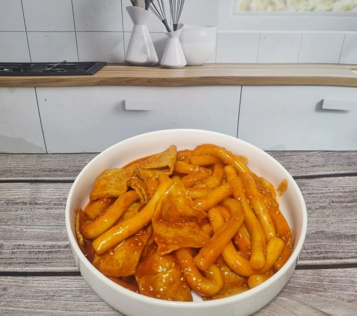 #협찬
🎁해방촌 말랑떡볶이 

떡볶이 다들좋아하시죠?
요즘처럼 날씨 추울때는 더욱더 생각나는거 같아요
🎁해방촌 말랑떡볶이는진짜 떡이 굳지않고 부들부들 말랑말랑 너무 맛있었요 👍🏻👍🏻👍🏻

🤚🏻모든 재료와 잘 어우러지는 특제 달짝지근 비법소스도 정말 맛있어요 
자극적이지 않으면서 입맛사로잡더라구요 

🤚🏻5분만에 완성하는 간단한 식사 대용 떡볶이라 저녁에 먹기도 너무 좋고 초딩4 저희 딸 입맛도 취향저격이네요

어렸을 때 학교앞에서 먹던 추억이 생각나는 떡볶이 딱 그맛이에요 

밀가루 섞은 어묵이 아닌 어육함량 79%의 고급 부산어묵이라 어묵자체도 정말 맛있어요 

✔️✔️불필요한 공정이나 유통을 최소화해 가격을 확 줄이고 맛은 살린 가성비 굿굿 제품이랍니다.

#해방촌 #해방촌떡볶이 #해방촌말랑떡볶이 #말랑떡볶이 #간단식사 #밀키트 #떡볶이밀키트 #밀떡 #먹기편한 #분식의달인 #떡볶이맛집 #떡볶이덕후