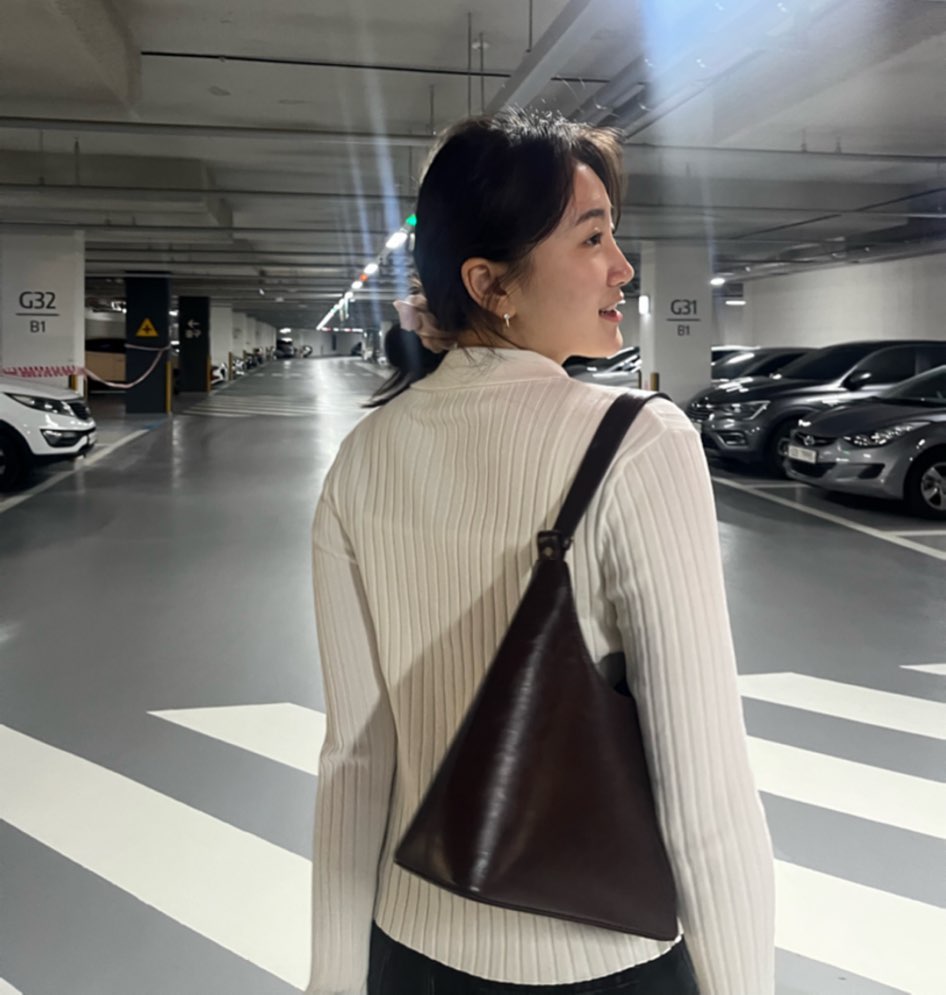 가을 첫 니트 개시 🤍 
지금보다 조금 더 차가운 아침공기 진짜 좋은데
출근은 싫겠지?