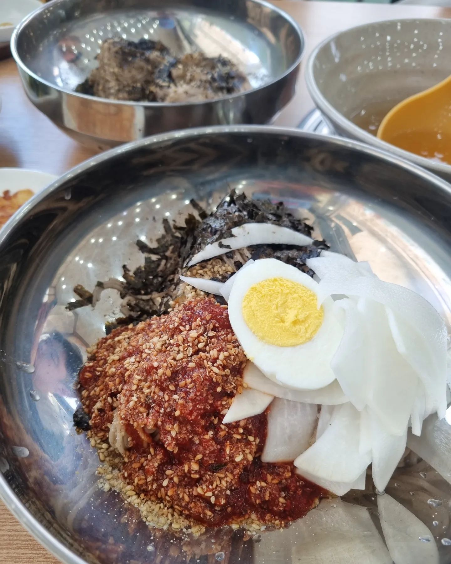 ⠀
#협찬⠀
⠀
시원한 면요리가 생각나는 무더운 여름!!☀️
전 면중에 막국수가 소화가 잘되더라고요?
그래서 오늘은 맛집이 모여있는 송호먹자골목
춘천명가막국수닭갈비집에 방문했어요!

전 막국수, 들기름막국수, 감자전을 주문!!
비빌수록 고소해지는 들기름막국수 한입🍜😋
살얼음동동 육수와 섞은 막국수와 한입🍜😋
감자전 쭉-찢고 간장 콕!찍어 한입🥢😋 먹으니
눈 깜짝할사이네 순삭(숨도안쉬고 먹은듯)⠀
⠀
⠀
⠀
🍜 춘천명가막국수닭갈비 🍜
📍 경기 안산시 상록구 송호3길 16 1층 
⏰️ 화~일 : 11:00~22:00(L.O:21:30)
☎️ 031-8044-0077
✔️ 예약/포장 가능
✔️ 주차/휠체어 공간 ⭕️
✔️ 동물 출입 절대 🚫⠀
⠀
⠀
친절한 사장님과 맛있고 깔끔한 음식에
모두 즐겁게 식사하시니 분위기도 아주 굿!!
소화도 잘되고 시원하기까지한 명가막국수로
우리함께 무더위 이겨내보자구욧😆❤️

⠀
⠀
⠀
ღ𝑻𝒉𝒂𝒏𝒌𝒔 𝒇𝒐𝒓 @춘천명가막국수닭갈비
#안산막국수맛집 #안산닭갈비맛집 #안산철판닭갈비맛집 #안산이동막국수맛집 #안산이동닭갈비맛집 #한대앞역막국수맛집 #한대앞역닭갈비맛집 #안산맛집 #안산이동맛집 #안산한대앞역맛집 #송호고맛집 #안산들기름막국수맛집 #안산비빔막국수맛집 #안산물막국수맛집 #안산메밀막국수맛집