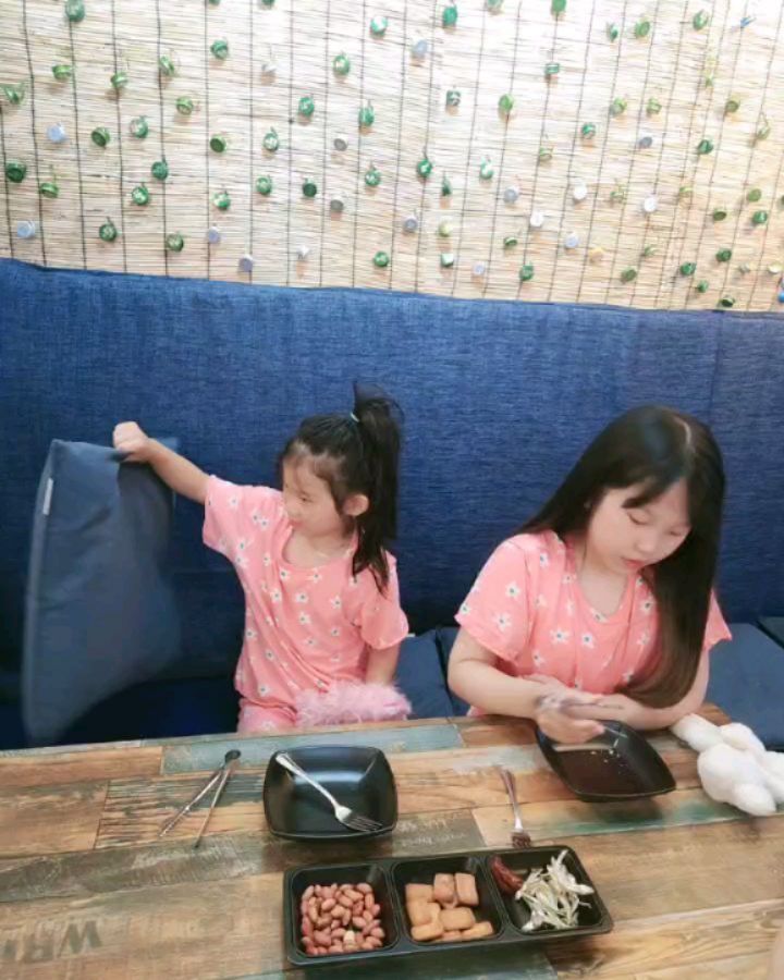 실내복입구 창피하게 다니기ㅋ

오늘은 멕시카나치킨 먹으로 궈궈

음~~ 역시 맛있다ㅋㅋ
사장님~~모두..
친절그잡채

역시 외식은 즐거움
돌아다니다가 사진도 찍구
다이소가서 사치부리고..

아이스크림 까지 먹구 집귀가ㅋㅋ

행복해

#금요일 #불금 #힘들어도행복 #멕시카나치킨 #치킨데이 #사랑 #치킨은사랑이지 #자매샷 #멕시카나치킨나운점