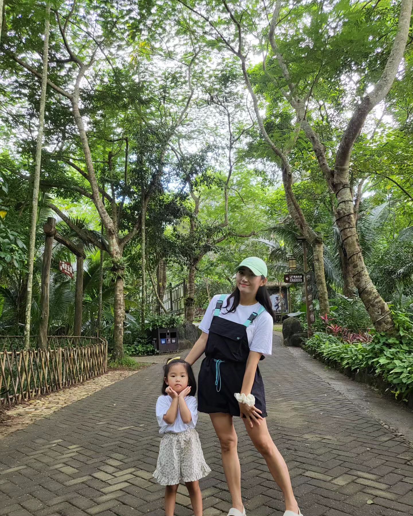 #일상 
23AUG24
하이난여행 3일차기록✈️💚

야노다 열대우림 방문🌴
"안녕"이라는 뜻을 가진 야노다로 하나되는 곳
케이블카조차도 웅장했던 그런 곳

여기는 하이난입니다👋🏻👍🏻

+ 아니 근데 사진들이 왜 다 발이 잘려서 올라가지
원본은 비율 예쁘게 잘 찍혔구만 하 진짜🤔🤨

#가족여행그램 #해외여행 #하이난 #하이난여행 #중국여행 #남매가족 #여름휴가 #야노다열대우림