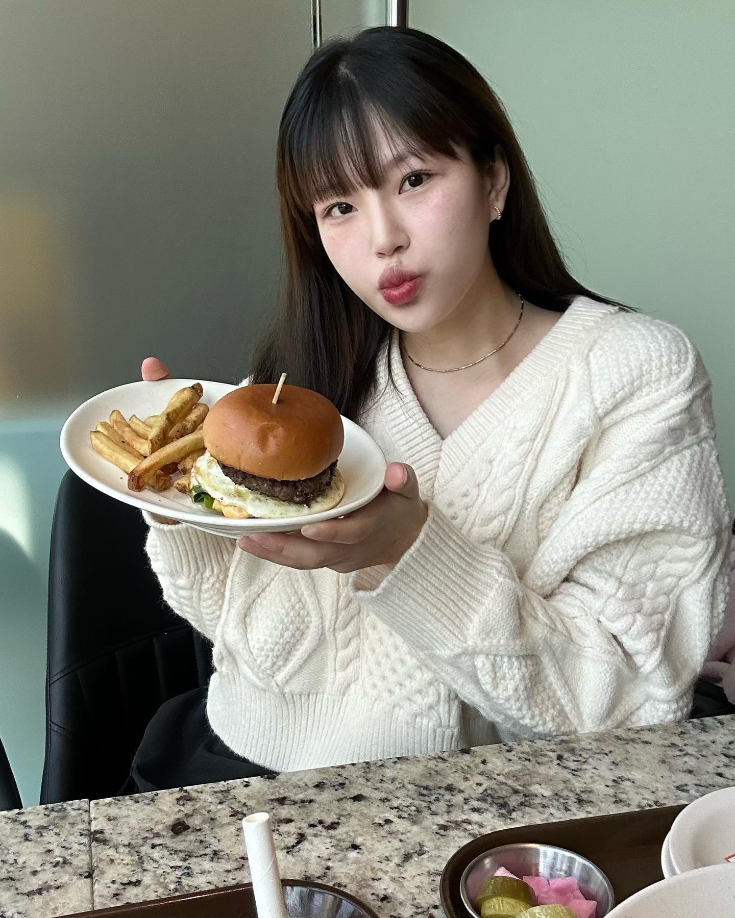 #협찬 #광고

내돈 내산으로도 방문하규 이번에 좋은 기회로 또 한번 방문 ! 탁재훈님과 히밥님이 선정한 best 메뉴 ! 우리가 항상 먹던 샘플러 ! 진쨔 기절 ; ㅠ 

그리고 충이 골랐는데 베스트 메뉴였던 스파이시쉬림프파스타 엄청 매운것도 아닌 딱 맛있게 매콤하고 새우도 가득있어 너무 맛있게 먹었다 ! 

비프버거는 선정메뉴에 없었지만 길때마다 포기못하는 내 최애라 무조건 .. 진짜 비프버거랑 샘플러는 꼭 먹어봐야하는 곳 . 진지 .

현재 10월 30일부터 브런치빈 방문후 ‘맛판사’ best 👍🏻 메뉴 먹으면 이벤트 복권 증정과 참여 기회가 주어지니 모두모두 참여 고우고우 👉🏻

#양주맛집 #양주카페 #양주옥정신도시카페 #양주옥정카페 #양주옥정브런치 #양주브런치카페 #옥정브런치 #옥정브런치카페 #양주브런치맛집 #브런치 #브런치맛집 #브런치빈양주옥정점 #브런치빈