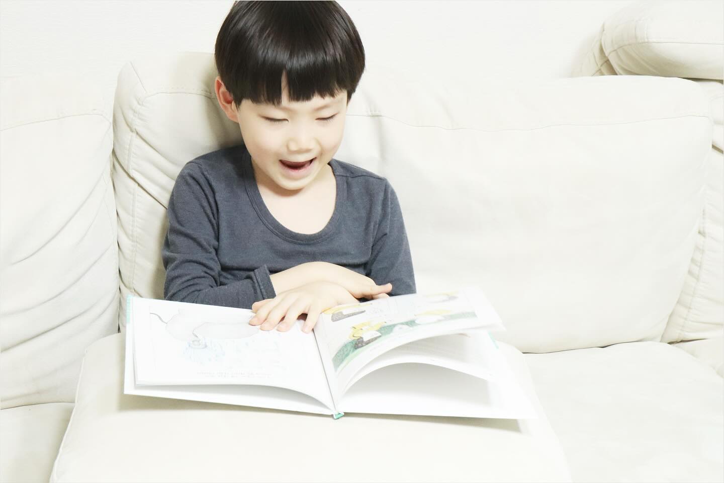 #광고 

오늘은 좋아하는 작가이자 
아이도 너무 재미있게 보고 있는 
감정그림책 시리즈 소식을 가지고 왔어요. 
제 블로그에서도 소개한적이 있는 
<마음버스>와 <사자마트> 에 이어서 나온 시리즈
개욕탕이에요 이름에서부터 벌써 재미짐이 느껴지죠 
그림과 내용이 너무 이뻐서 
아이가 호기심을 가지고 볼 수 밖에 없는 책이에요 
아이들에 바른 언어 습관을 가르쳐줄 수 있는 
감정 그림책 개욕탕에에서는 왜 나쁜말, 나쁜생각, 나쁜감정 등을 말로 하면 안되는지에 대해서 잘 설명하고 있어요.
따듯한 그림체와 유쾌한 상상력으로 아이와 같이 읽기 좋은책으로 추천합니다 ^^ 

#생활습관#그림책추천 #마음챙김 #추천그림책 #김유 #개욕탕 #언어습관  #감정그림책